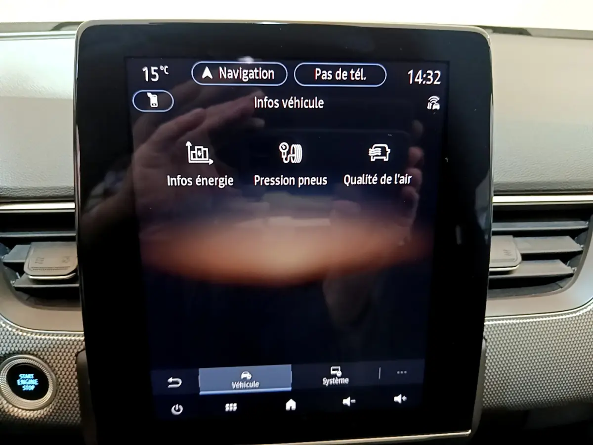 Vue rapprochée de l'écran tactile central du tableau de bord du Renault Arkana bleu, affichant les infos véhicule.