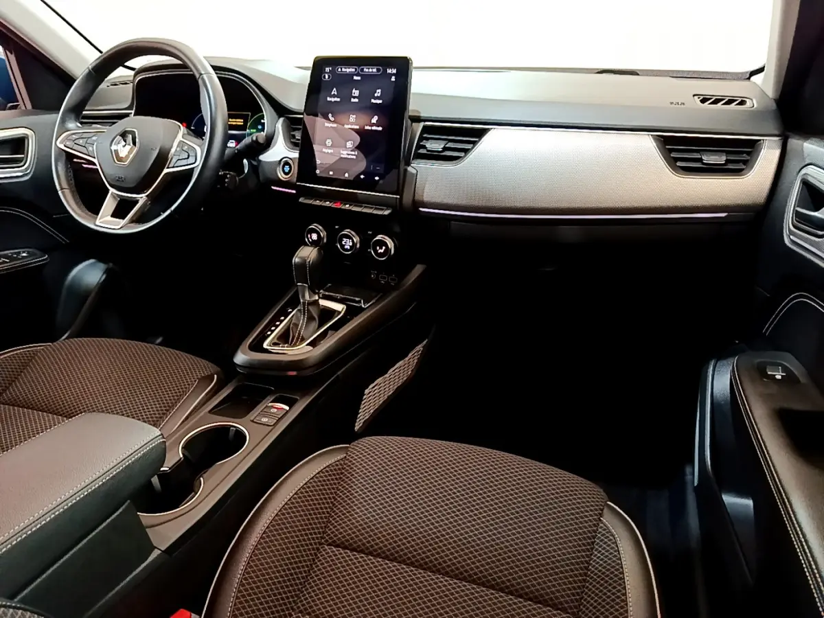 Intérieur noir de la Renault Arkana Techno E-Tech 2023, vue côté conducteur avec écran tactile vertical et volant cuir alu.