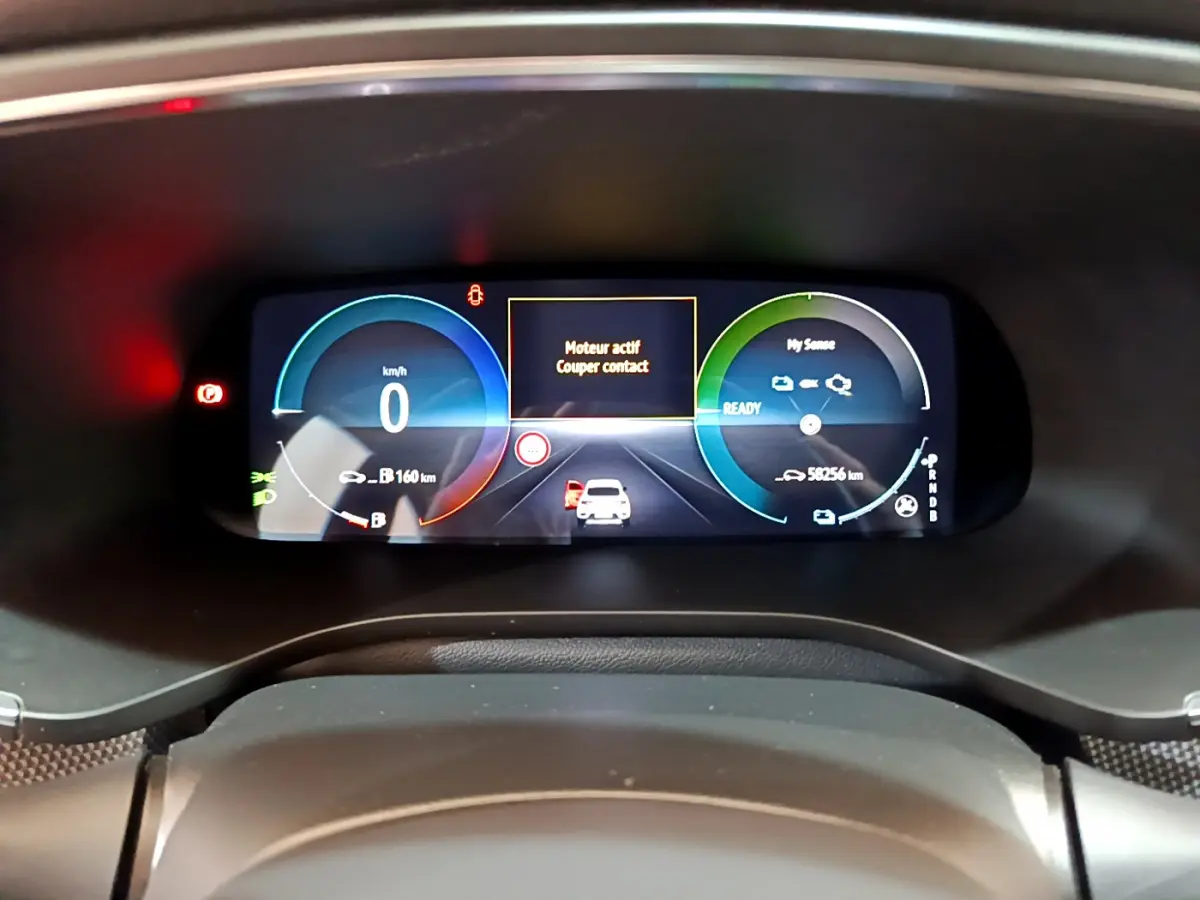 Vue rapprochée du tableau de bord numérique du Renault Arkana Techno E-Tech 145, affichage multifonctions lumineux.