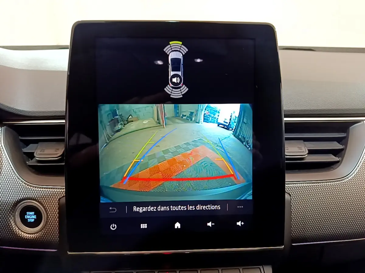 Écran tactile central montrant la caméra de recul du Renault Arkana bleu, vue intérieure du tableau de bord.
