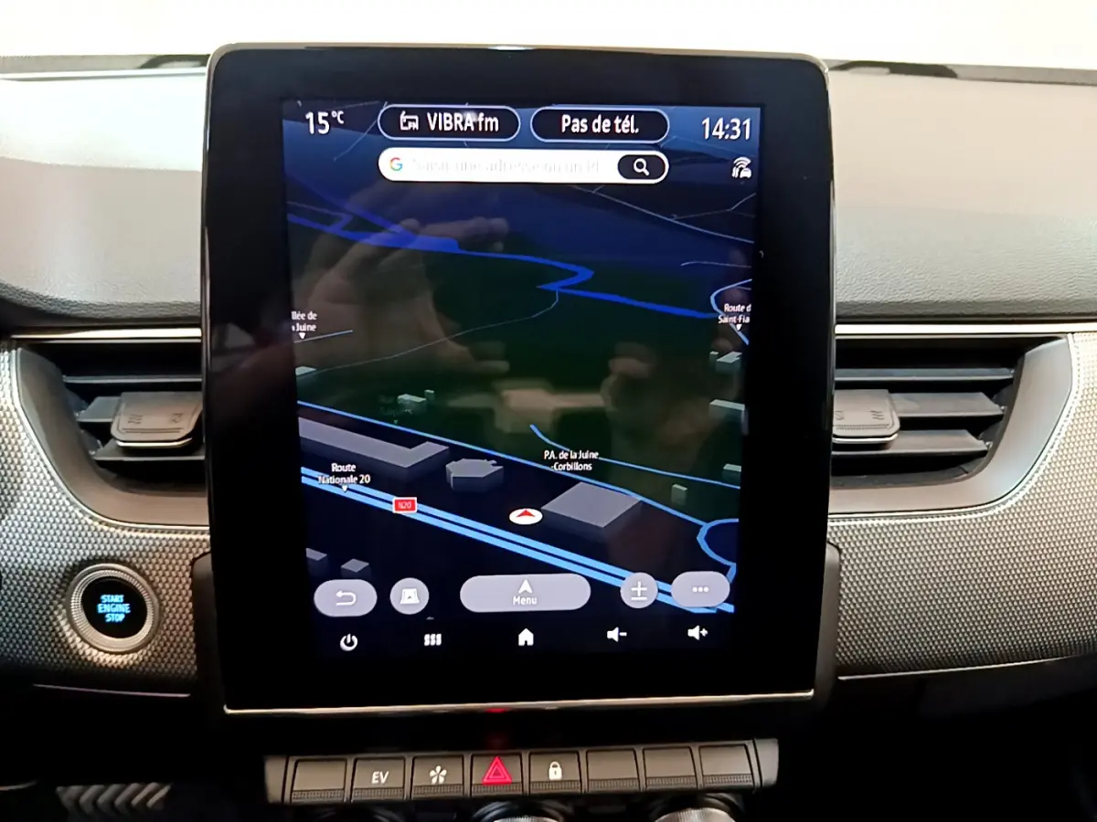 Écran tactile central 23,6 cm du tableau de bord du Renault Arkana bleu, affichant la navigation GPS.