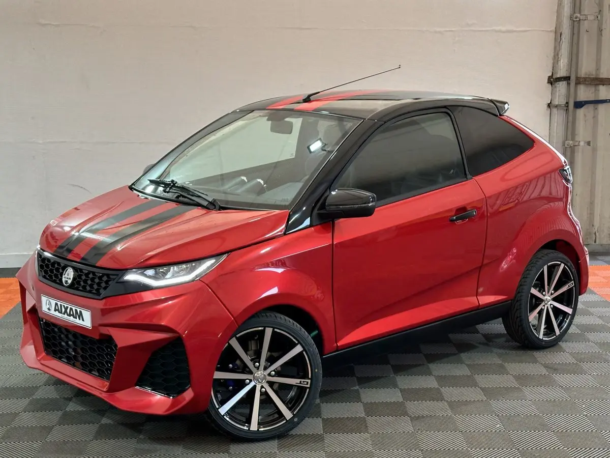Aixam Ambition 2025 rouge vue 3/4 avant droit avec bandes noires sur capot et jantes alliage noires.
