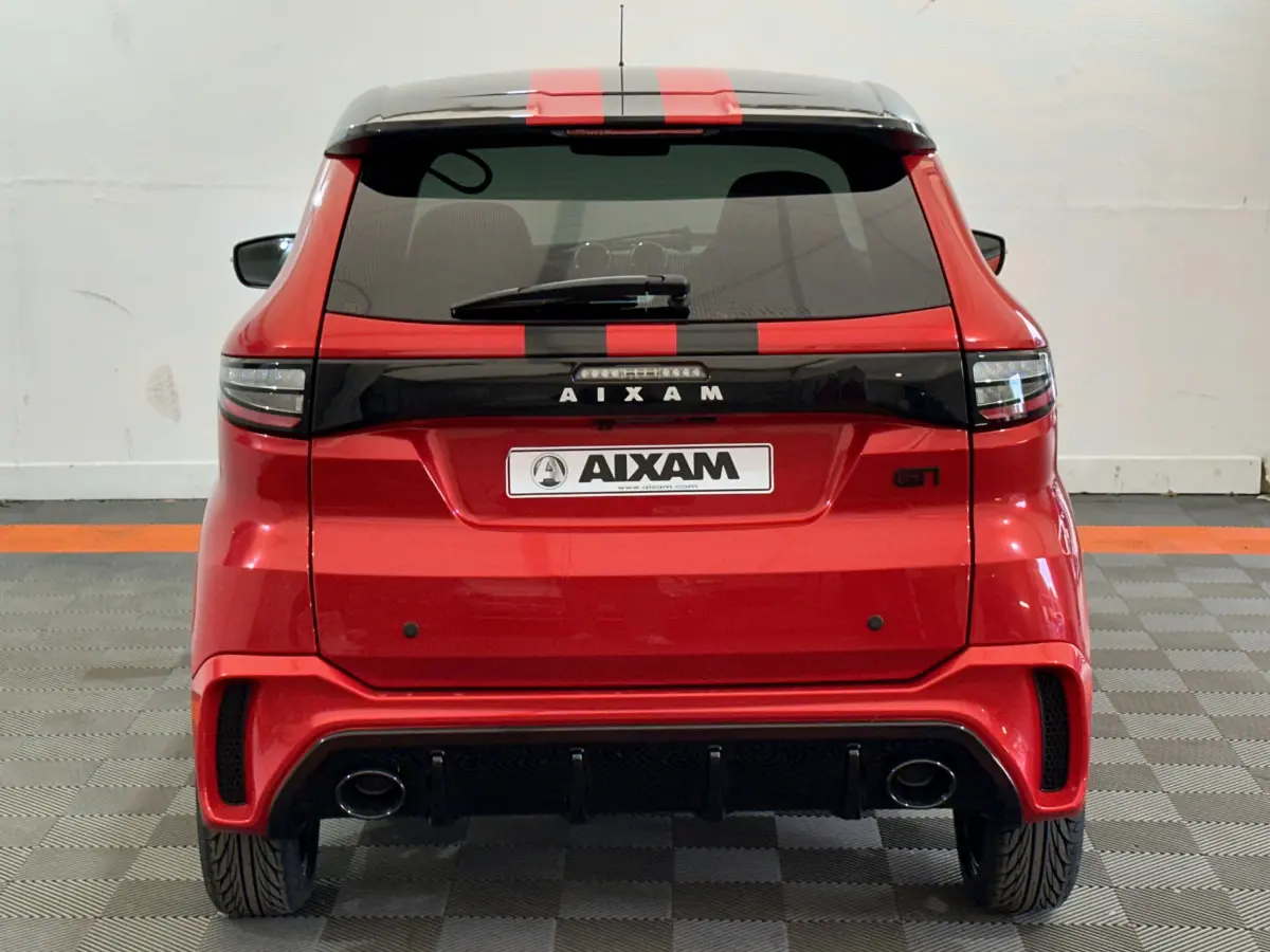 Vue arrière d'une Aixam Ambition rouge 2025 avec bande noire centrale et double sortie d'échappement GTI.