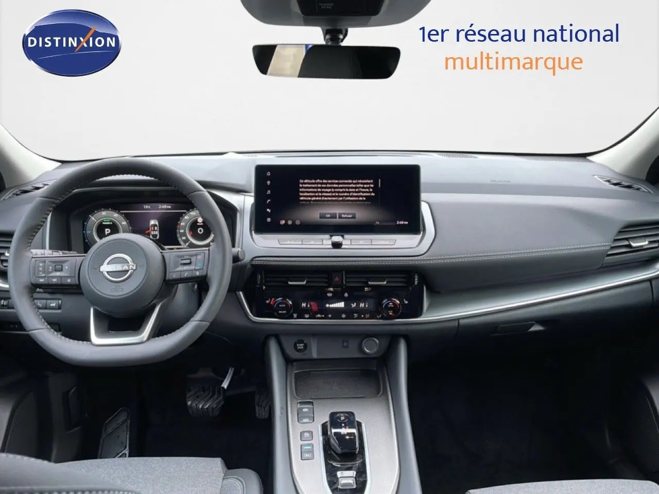 Intérieur avant du Nissan Qashqai 1.5 E-POWER 2025, tableau de bord gris avec écran tactile et volant multifonction.