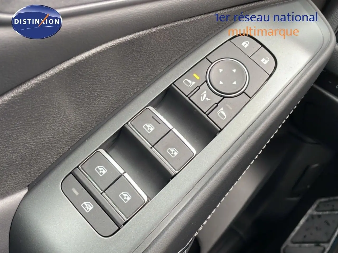 Gros plan sur les commandes de lève-vitres et rétroviseurs côté gauche, intérieur noir du Nissan Qashqai gris 2025.