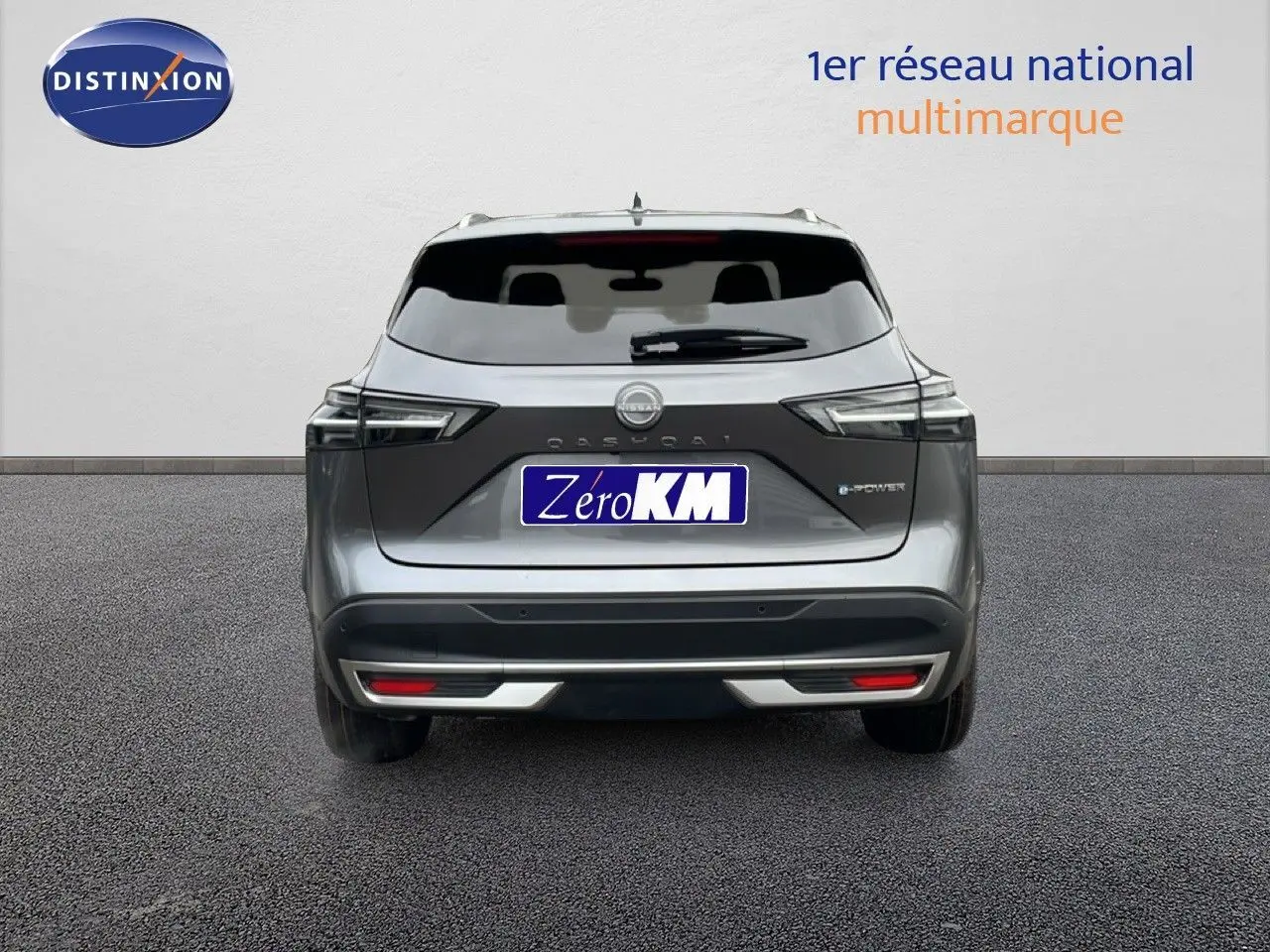 Vue arrière d'un Nissan Qashqai 1.5 E-POWER 205CH N-CONNECTA gris squale métal, avec feux LED et logo visible.