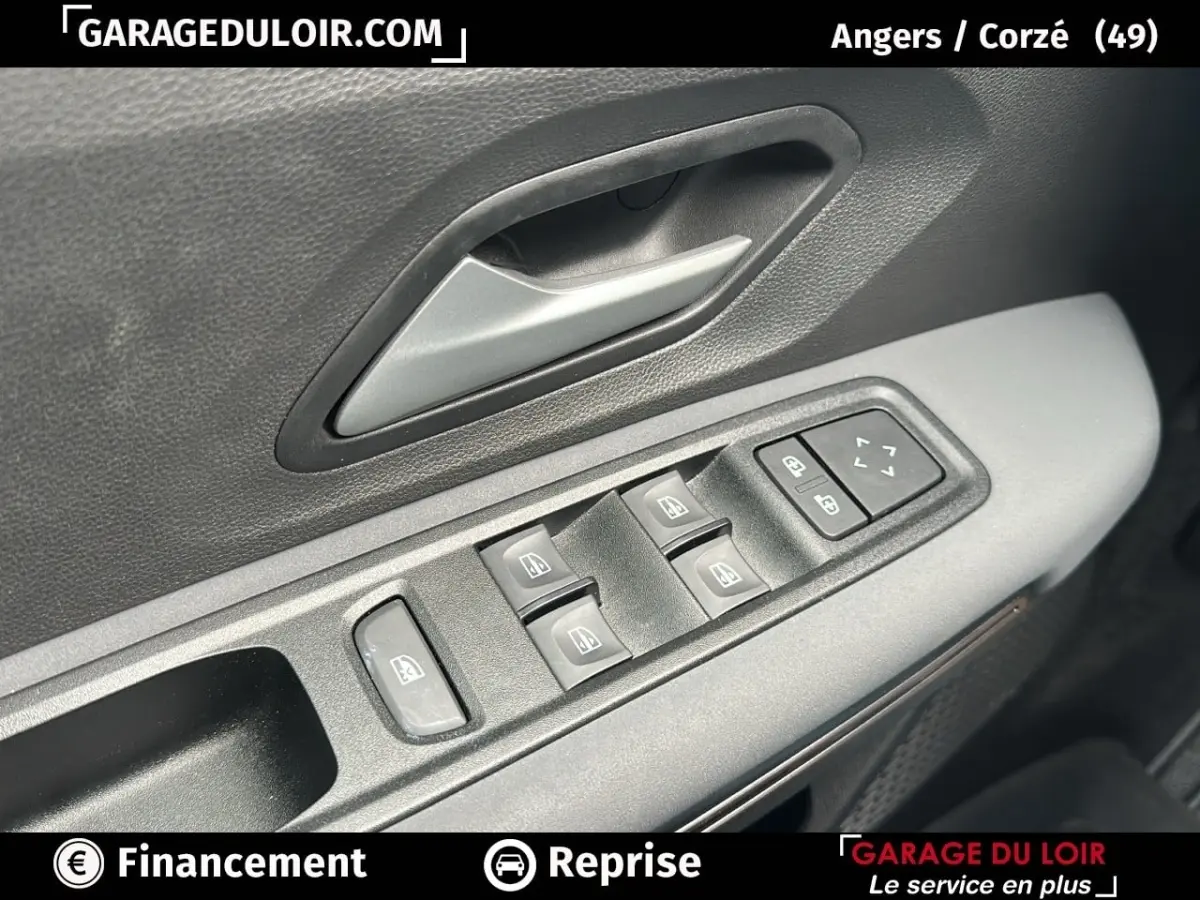 Détail de la commande des vitres et du verrouillage sur la porte côté conducteur d’un Dacia Jogger 2025 couleur non visible.