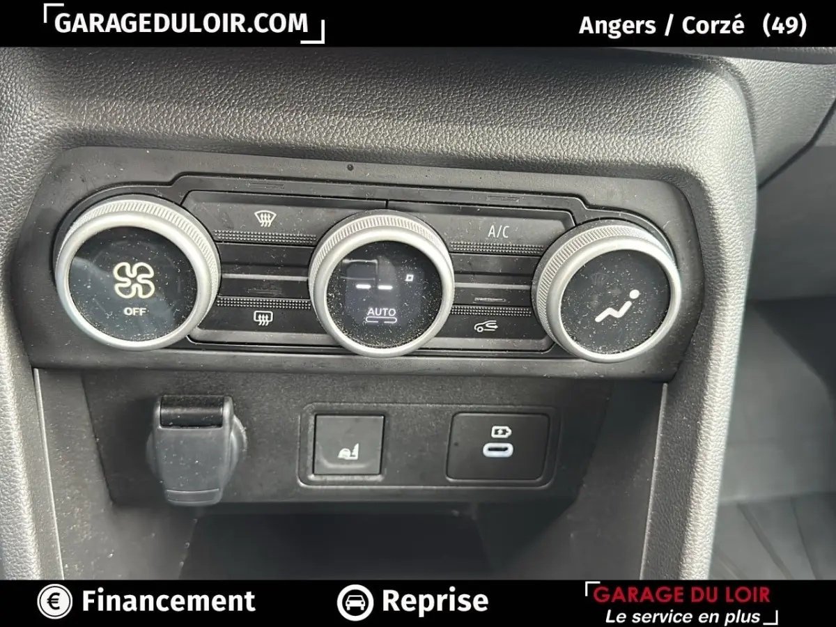 Détail du tableau de bord du Dacia Jogger Extreme+ Hybrid 140 2025, montrant les commandes de climatisation et prises USB.