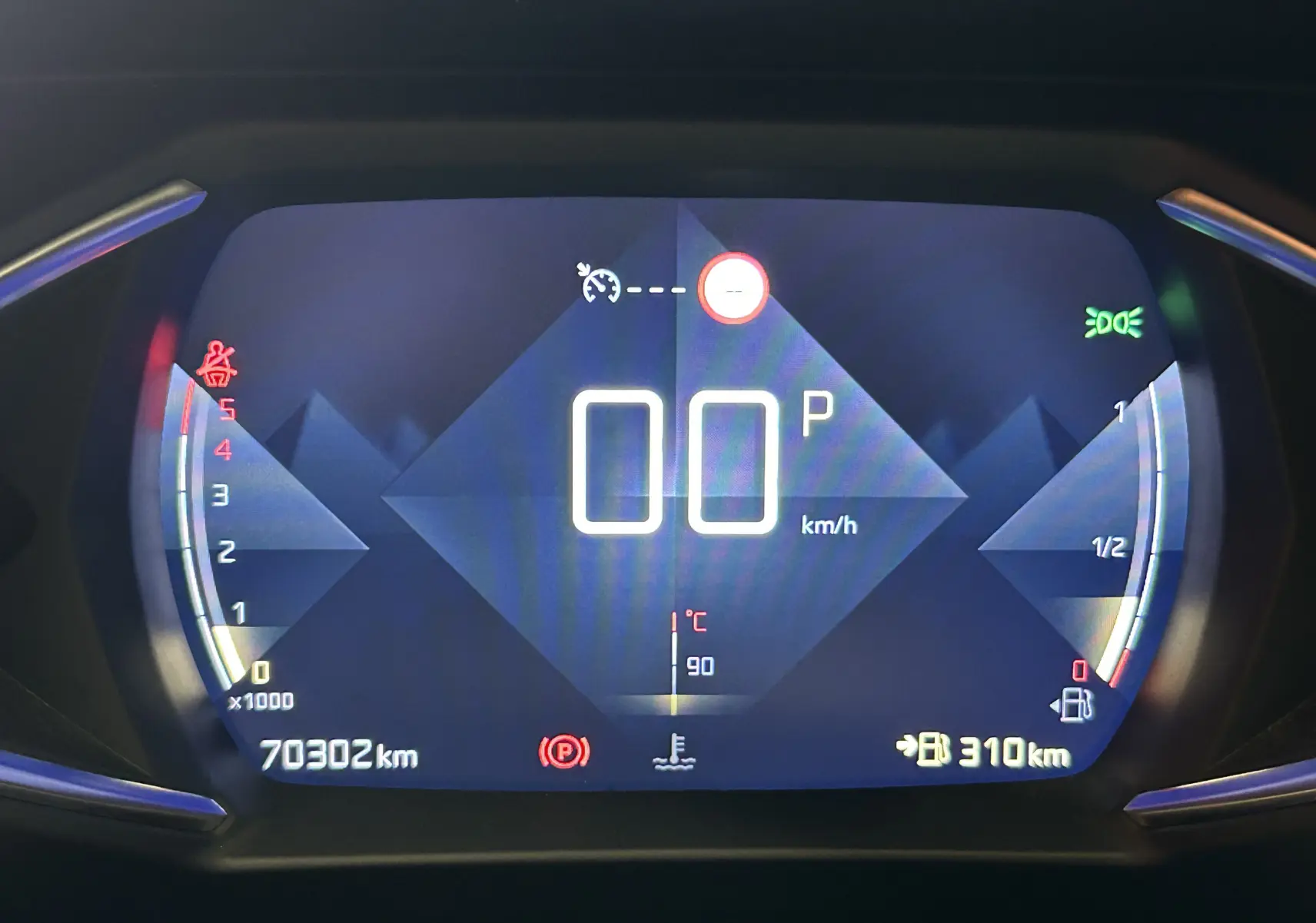 Affichage numérique du tableau de bord du DS3 Crossback Bleu Millenium, montrant la vitesse à 0 km/h et l'autonomie à 310 km.