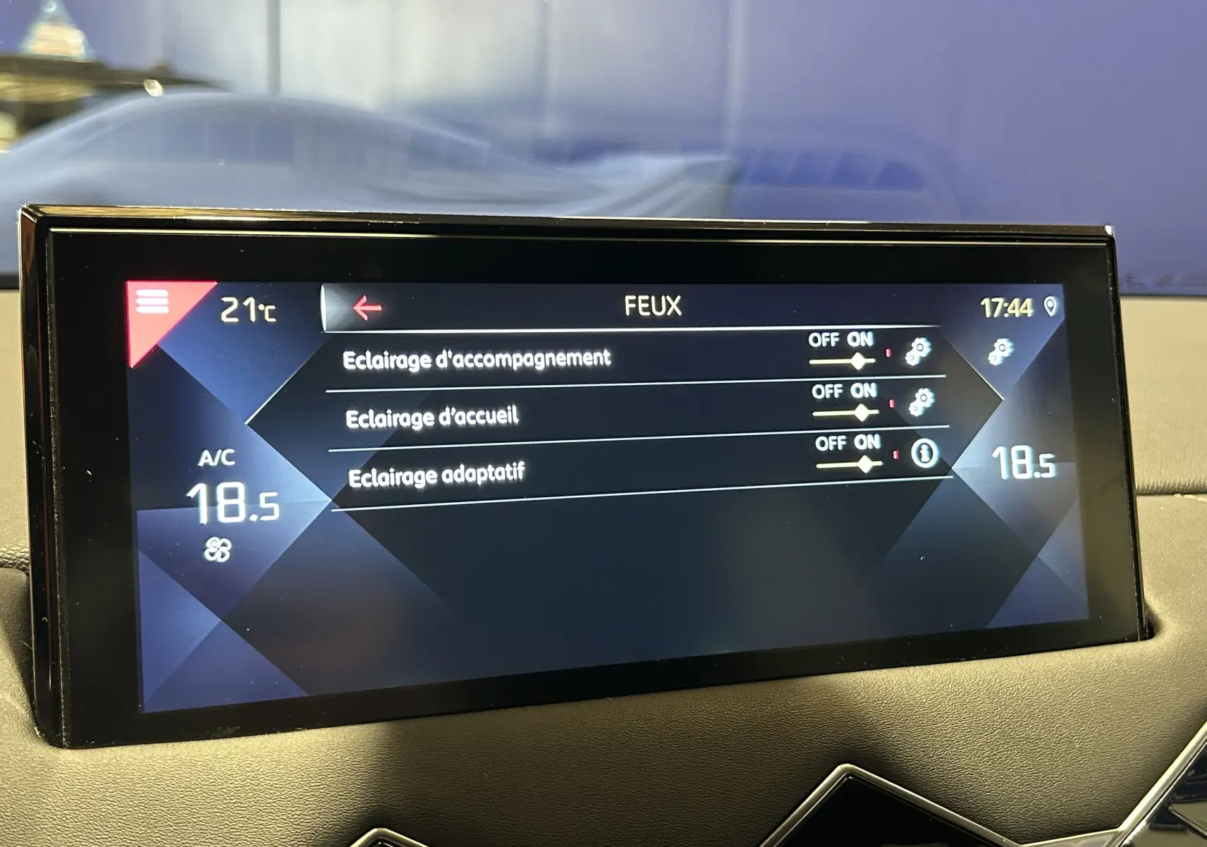 Écran tactile central du DS3 Crossback affichant les réglages des feux avec une interface moderne et épurée.