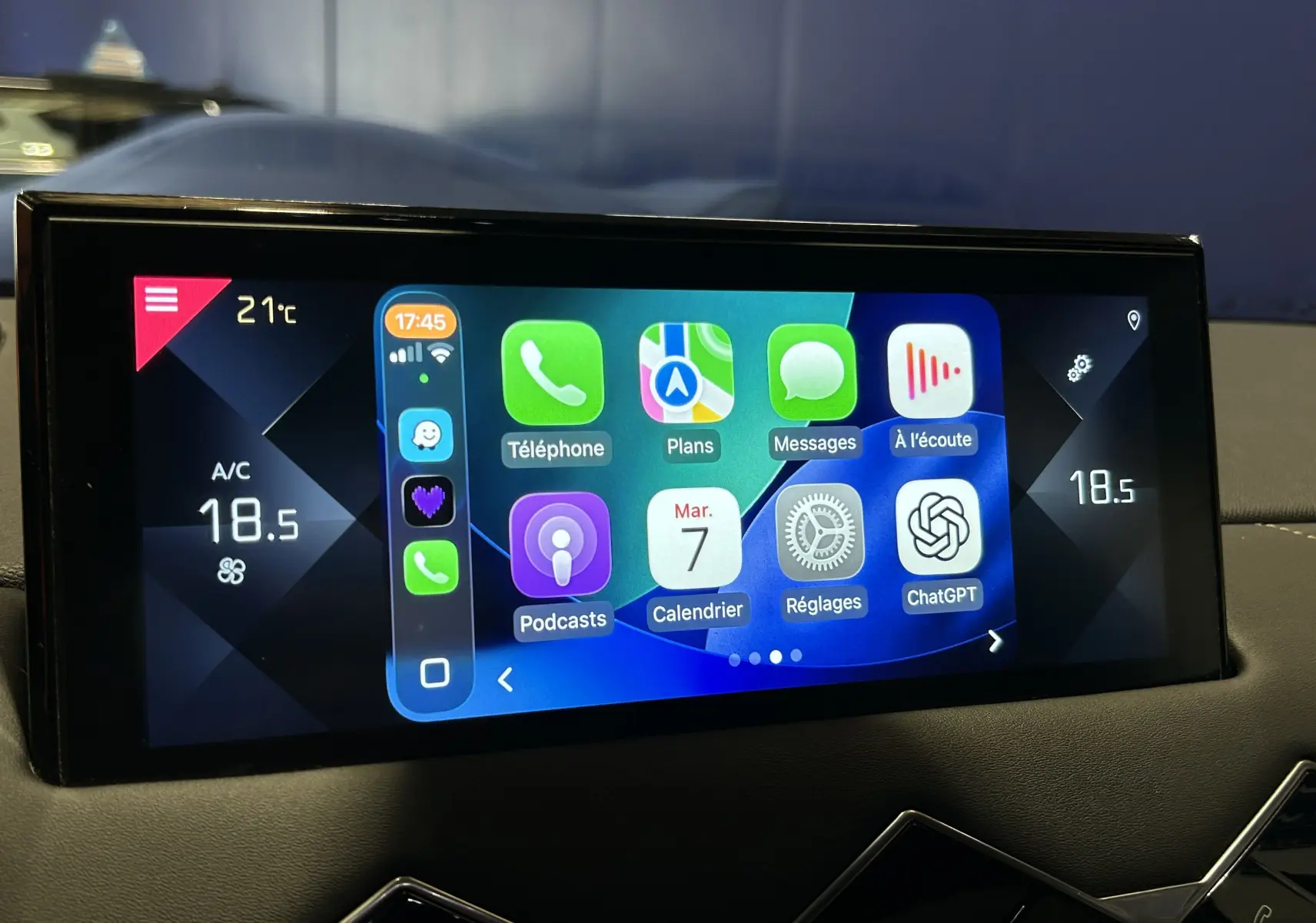 Écran tactile central du DS3 Crossback Bleu Millenium affichant la climatisation et des applications connectées.