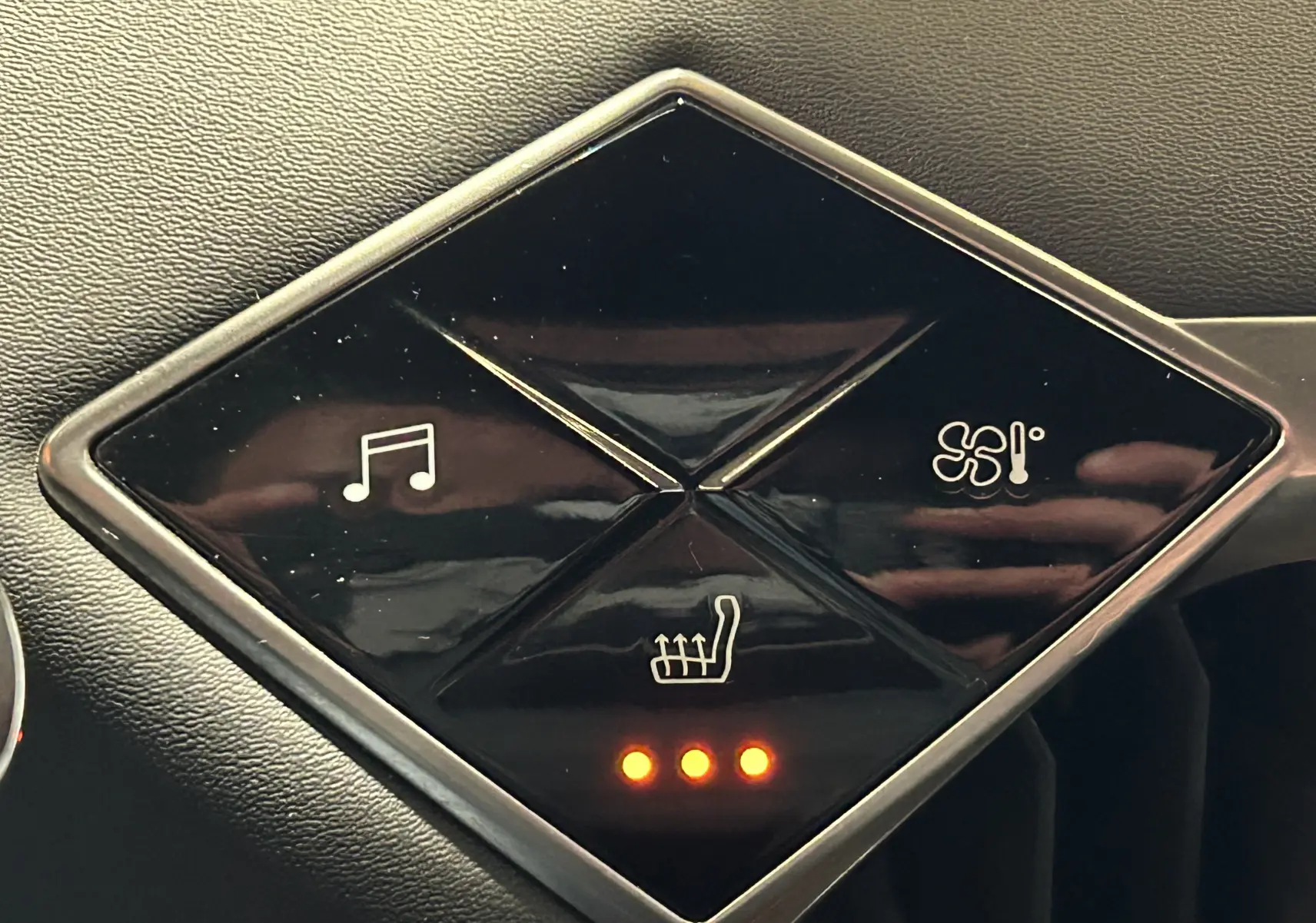 Gros plan sur les commandes tactiles noires du tableau de bord du DS3 Crossback Bleu Millenium, avec indicateurs lumineux allumés.