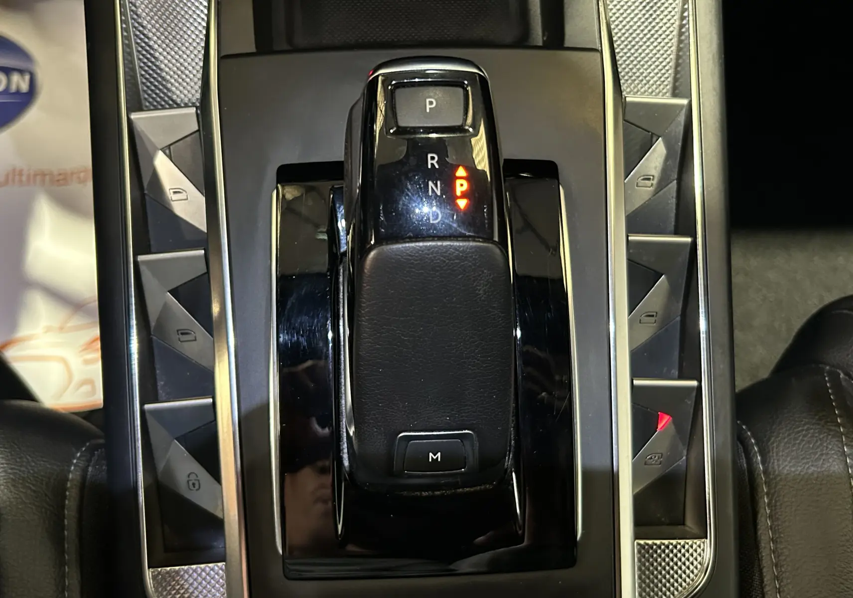 Gros plan sur la console centrale du DS3 Crossback Bleu Millenium, mettant en valeur le levier de vitesse automatique et les boutons triangulaires.