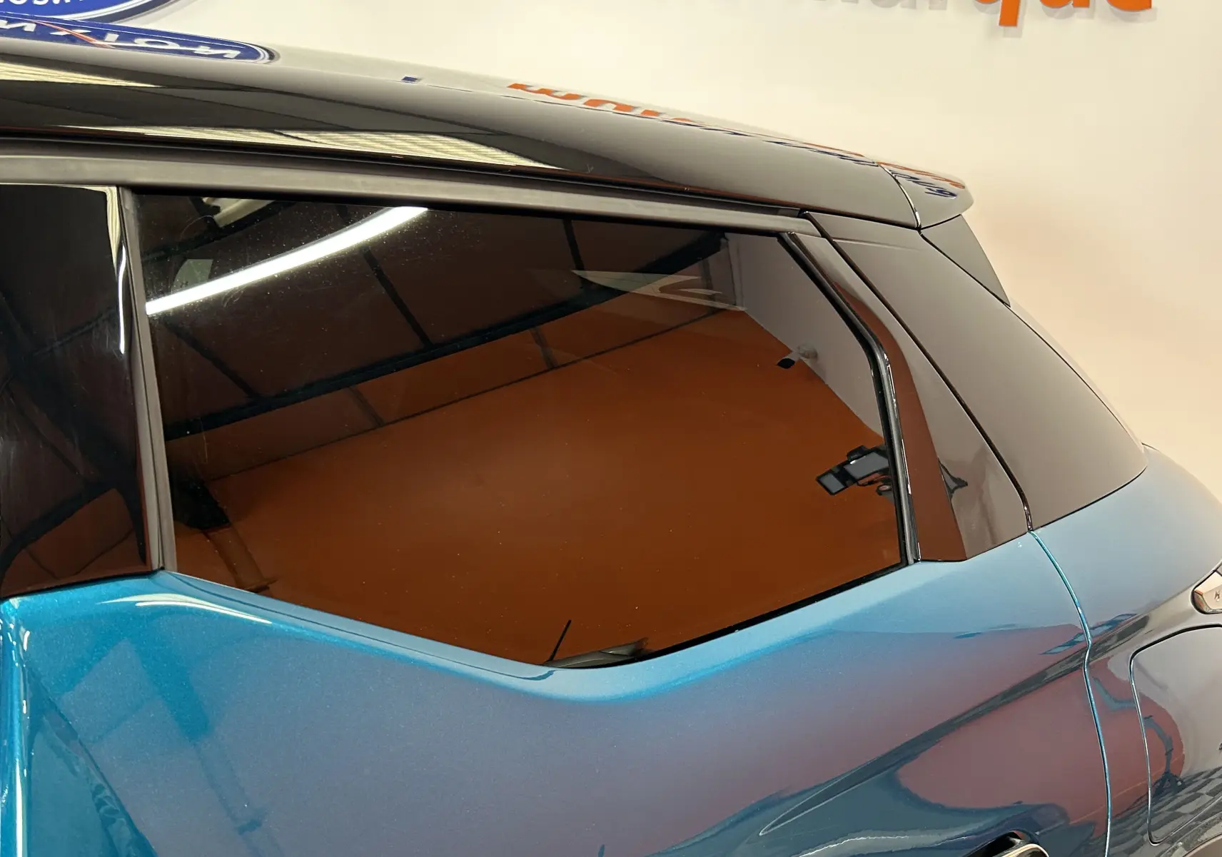 Vue latérale arrière droite du DS3 Crossback bleu Millenium avec toit noir brillant et vitres teintées.