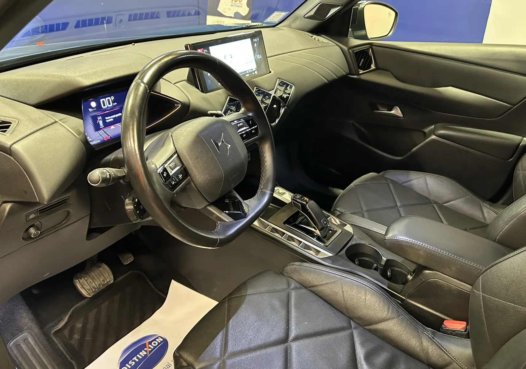Vue intérieure côté conducteur du DS3 Crossback avec sièges cuir noirs et tableau de bord digital moderne.