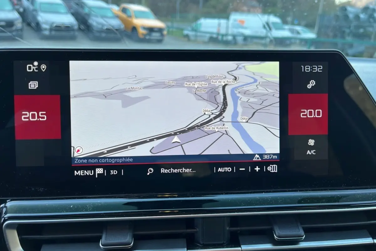 Écran tactile central du tableau de bord du Citroën C5 Aircross Hybrid blanc, affichant la navigation GPS en extérieur.