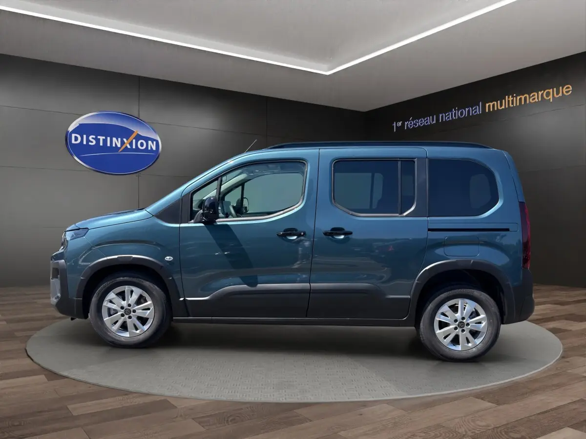 Peugeot Rifter bleu vue de profil côté gauche, avec portes coulissantes et jantes alliage en showroom.