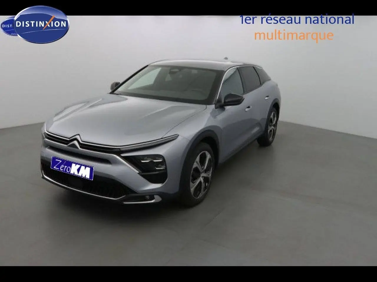 Citroën C5 X gris Artense métal vue 3/4 avant droit dans un studio lumineux, design moderne et épuré.