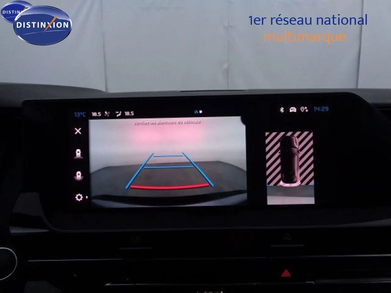 Écran tactile intérieur affichant la caméra de recul et la vue 360° du tableau de bord de la Citroën C5 X gris Artense.