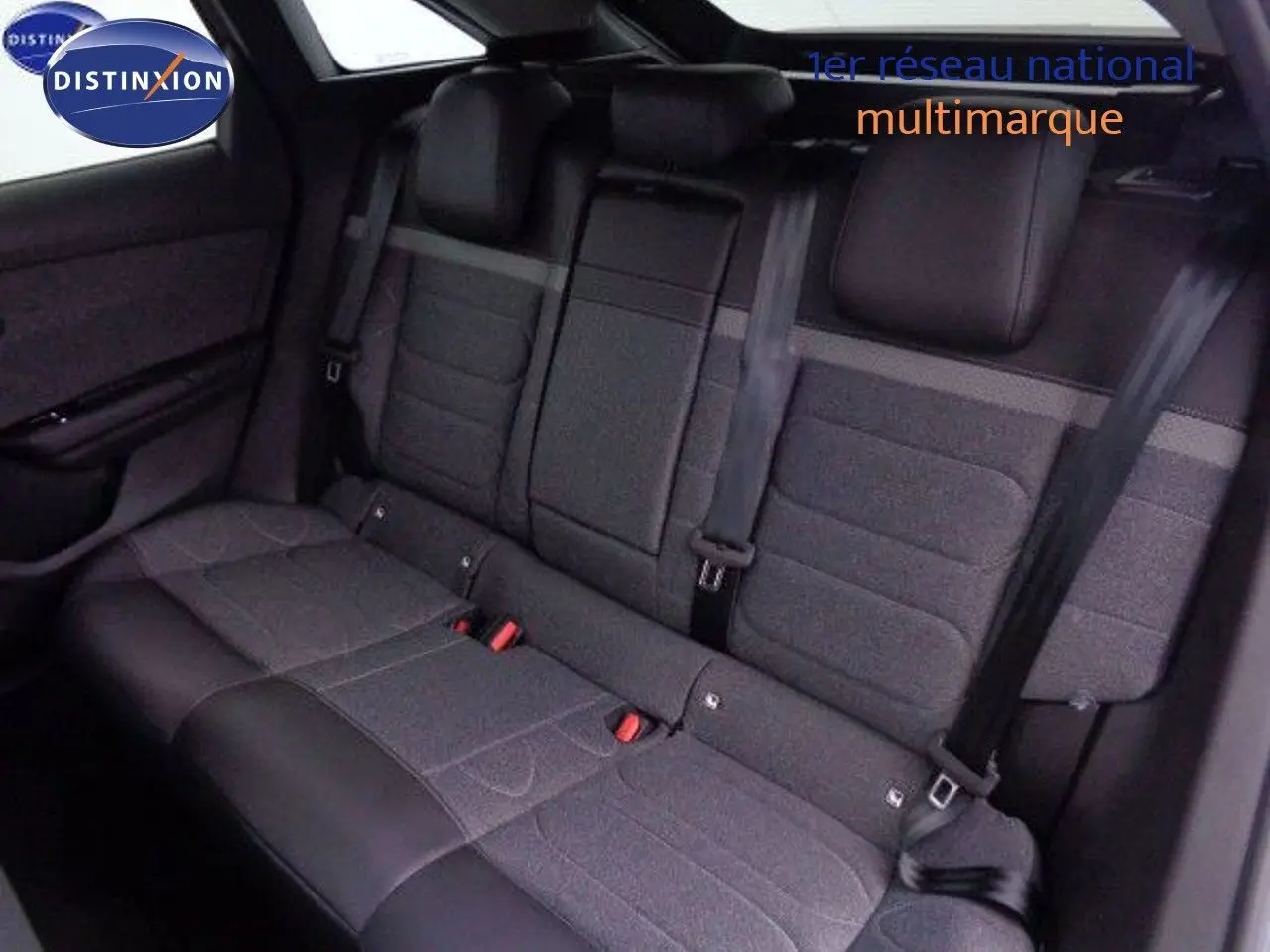 Banquette arrière en tissu gris et cuir noir du Citroën C5 X vue de côté droit intérieur.