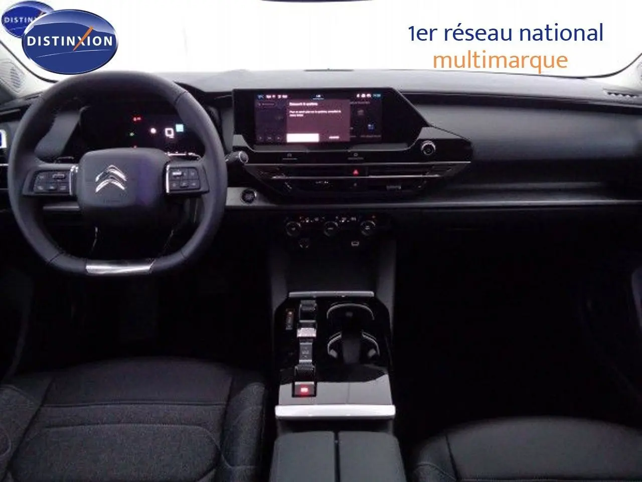 Intérieur de la Citroën C5 X 2022 en gris, vue frontale sur le tableau de bord et le volant multifonction.