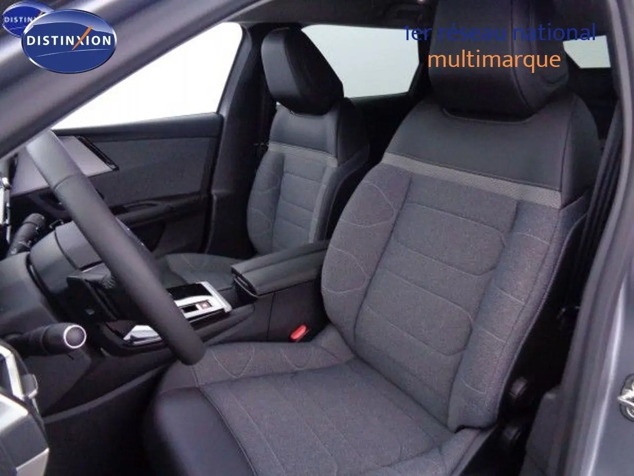 Intérieur avant droit du Citroën C5 X 2022 gris Artense, sièges tissu et cuir avec console centrale moderne.