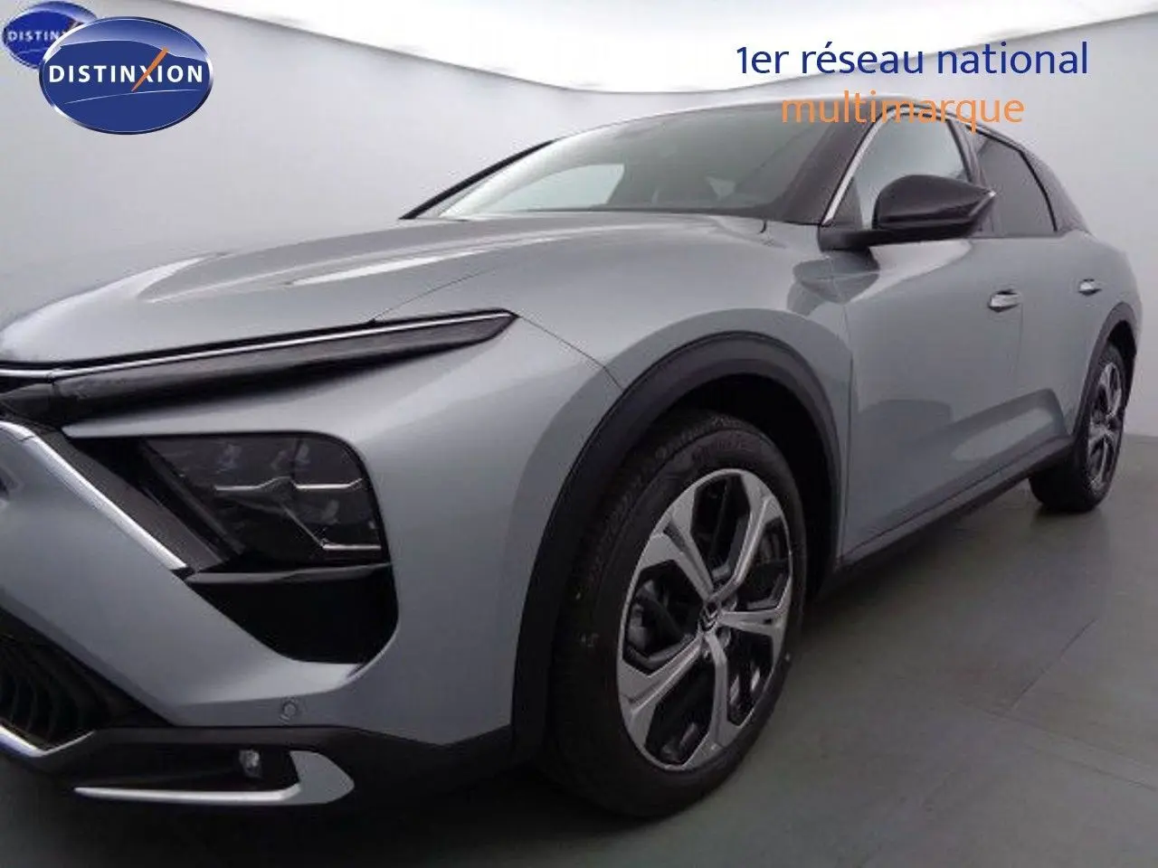 Vue 3/4 avant droit d'une Citroën C5 X gris Artense métal avec phares LED et jantes alliage 19 pouces.