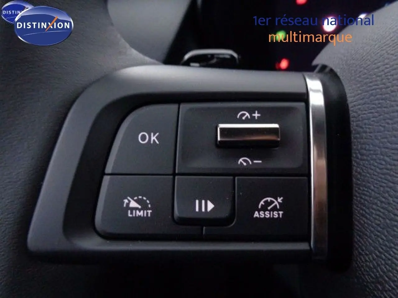 Gros plan sur les commandes au volant noir du Citroën C5 X 2022, avec boutons de régulateur de vitesse et assistance.