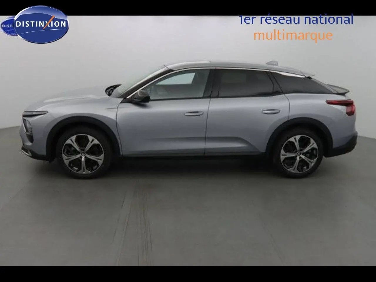 Profil côté gauche d'une Citroën C5 X gris Artense métal 2022 avec toit noir et jantes alliage distinctives.