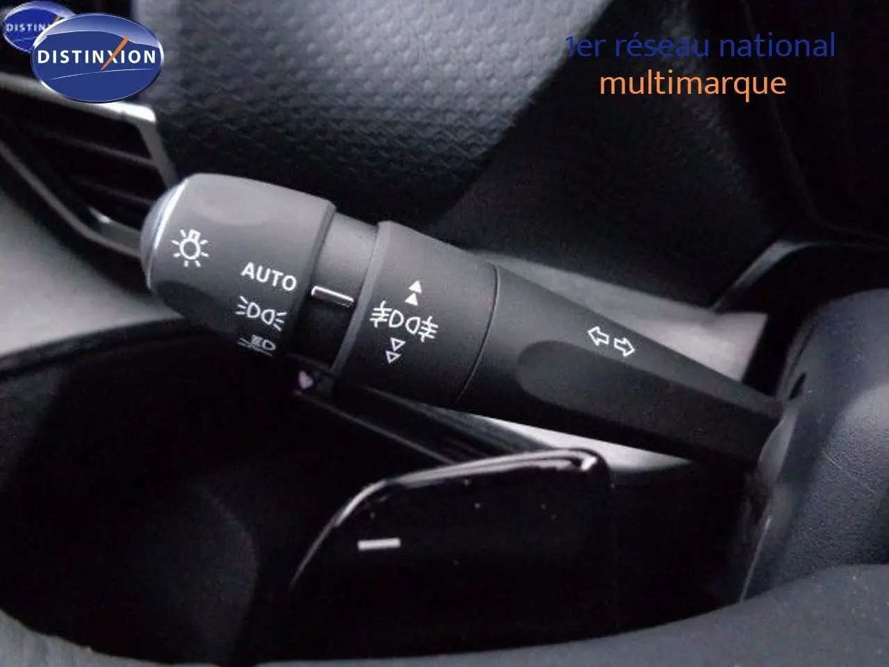 Le commodo d'éclairage et clignotants de la Citroën C5 X gris Artense, vue rapprochée côté gauche du volant.