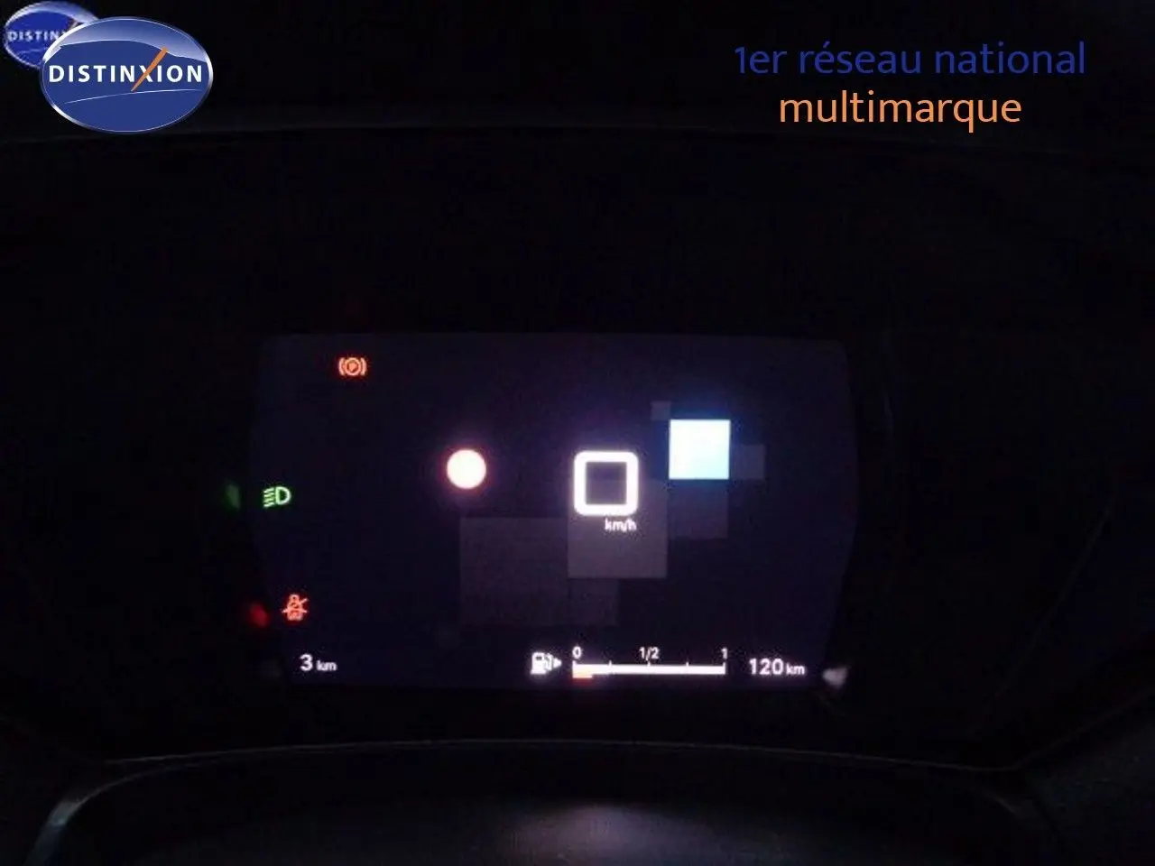 Affichage numérique du tableau de bord de la Citroën C5 X gris Artense, indiquant 0 km/h et jauge essence proche du vide.