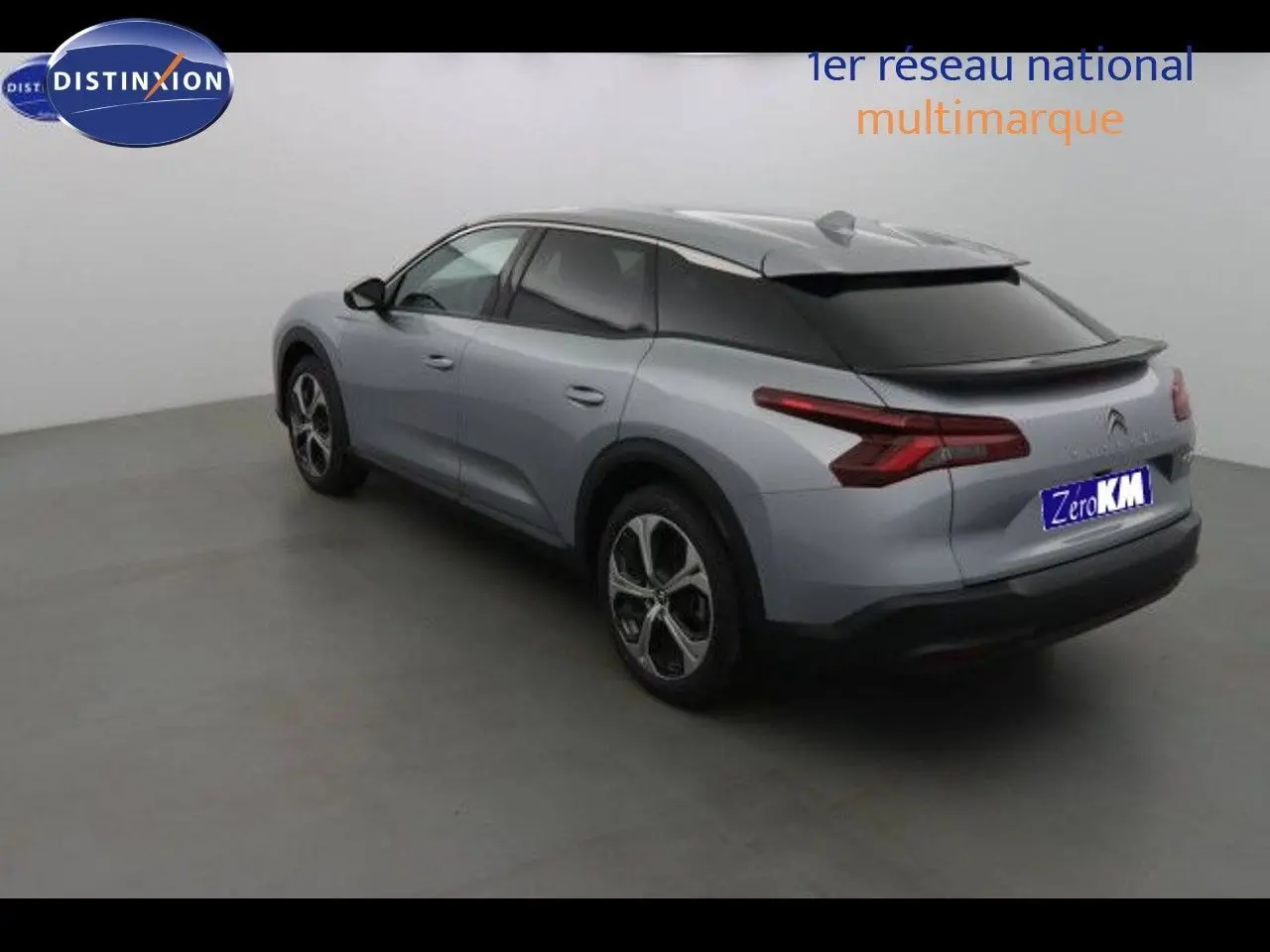 Citroën C5 X gris Artense métal vue 3/4 arrière droit mettant en valeur ses feux arrière effilés et son toit noir.