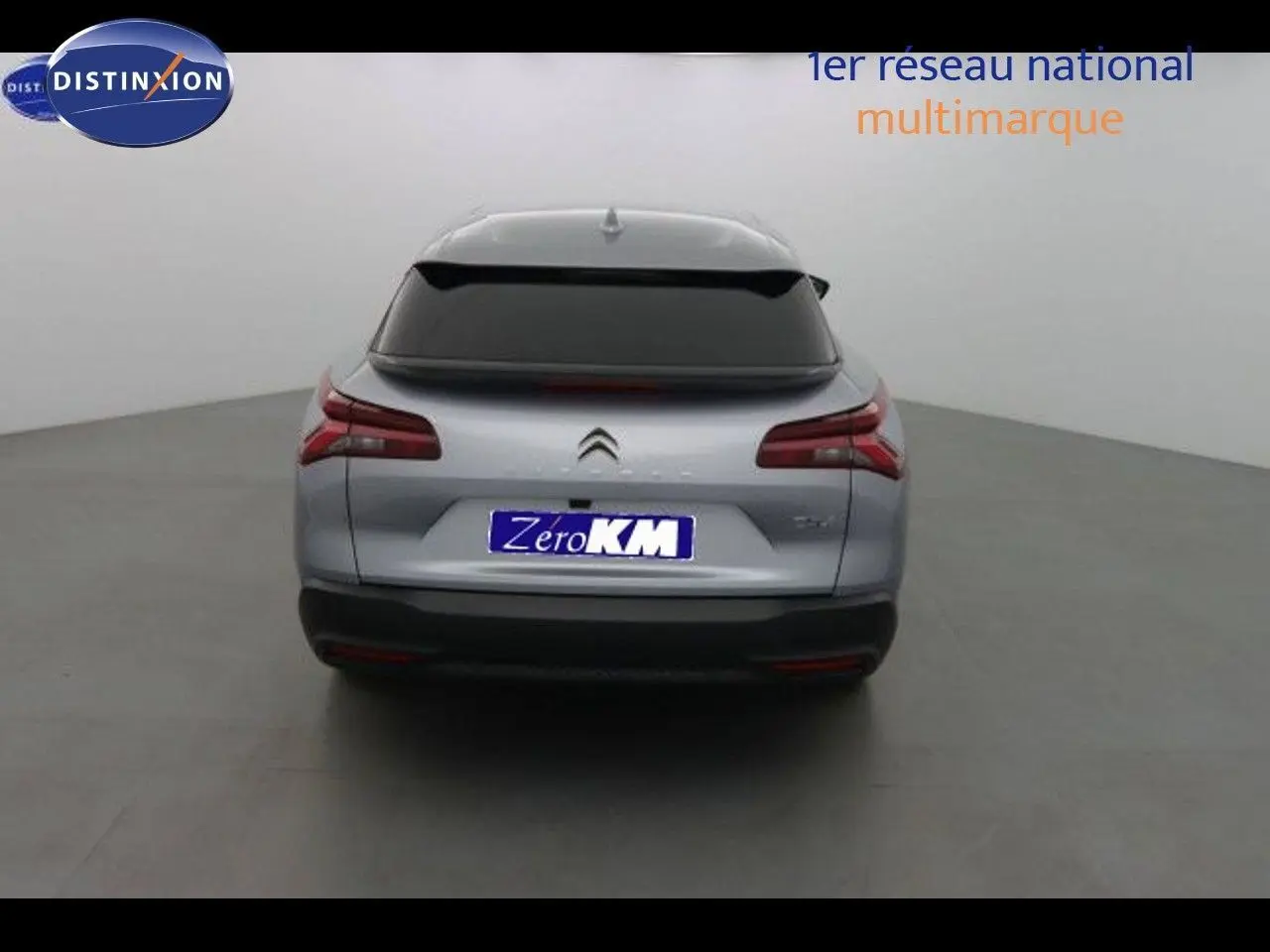 Vue arrière d'une Citroën C5 X gris Artense métal avec vitres teintées dans un studio lumineux.