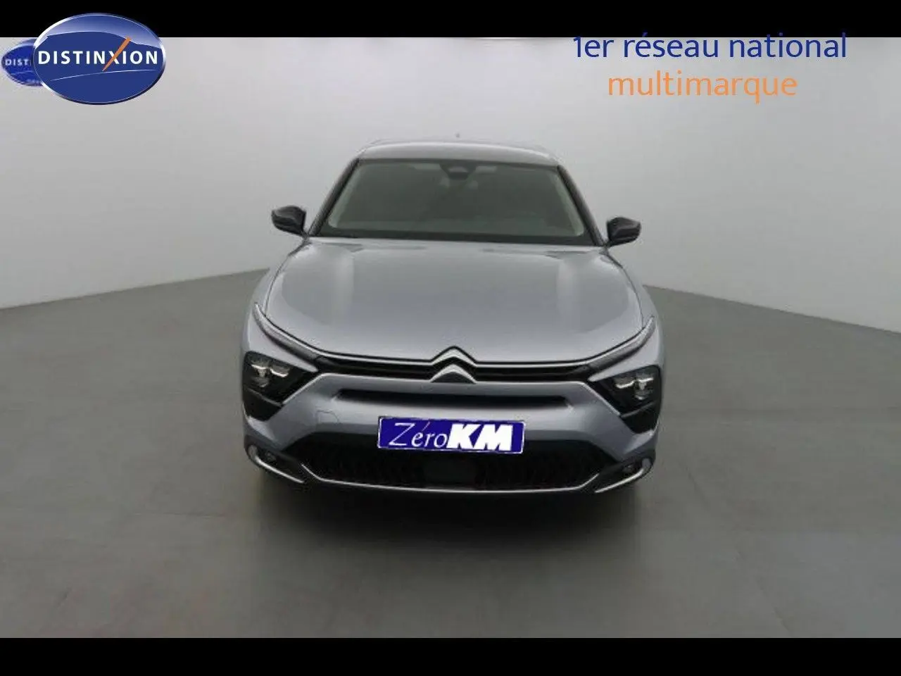 Vue frontale d'une Citroën C5 X gris Artense métal avec calandre distinctive et phares LED intégrés.