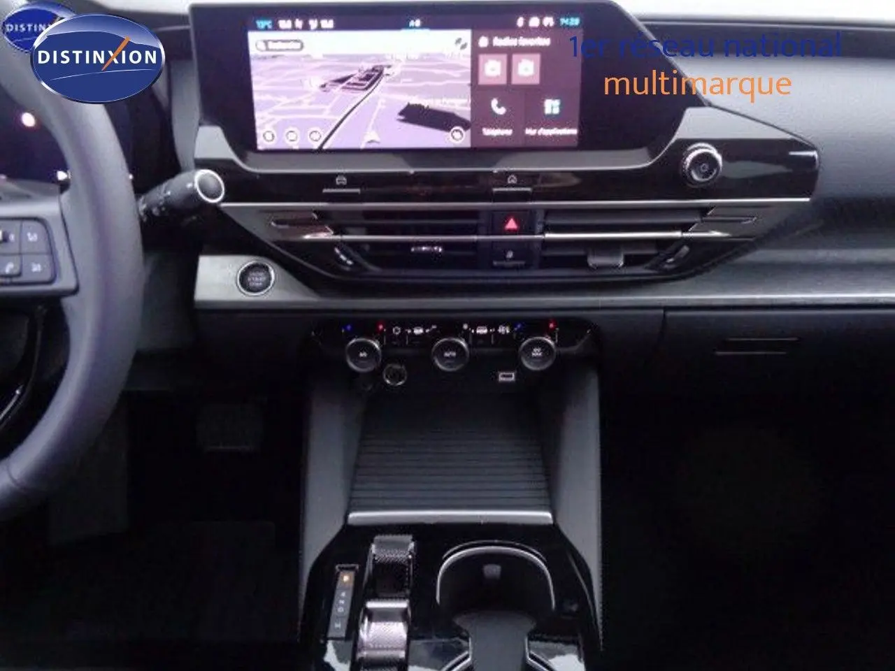 Vue intérieure du tableau de bord et console centrale du Citroën C5 X 2022 avec écran tactile et commandes climatisation.