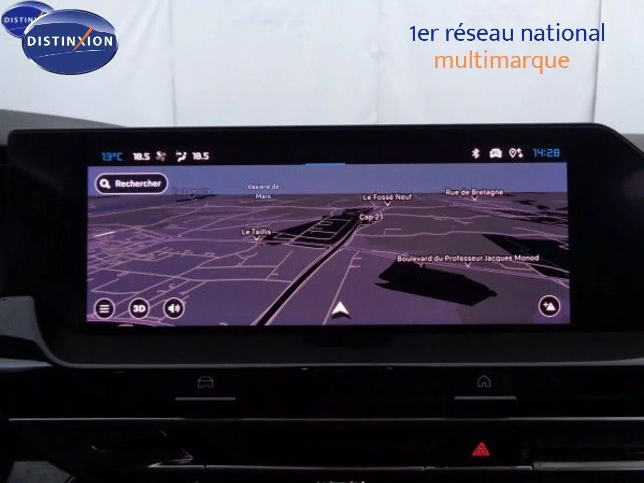 Écran tactile du système de navigation du Citroën C5 X gris Artense, affichant une carte en 3D intérieure.