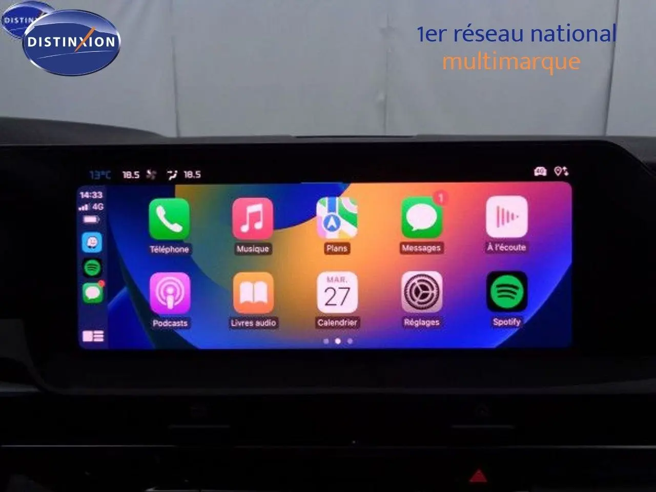 Écran tactile multimédia coloré du tableau de bord de la Citroën C5 X gris Artense, vue intérieure frontale.