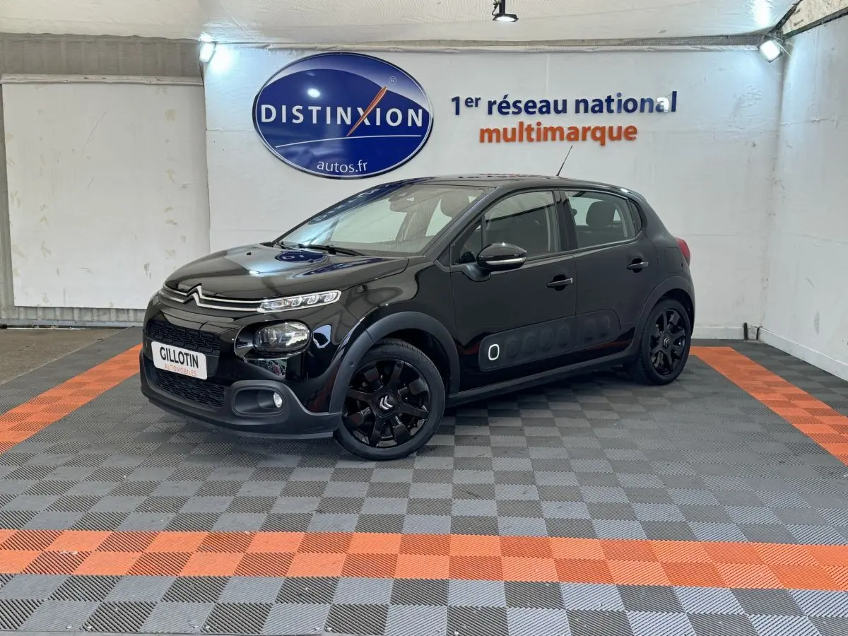 Citroën C3 noire vue en 3/4 avant droit, avec protections latérales Airbump et jantes noires distinctives.