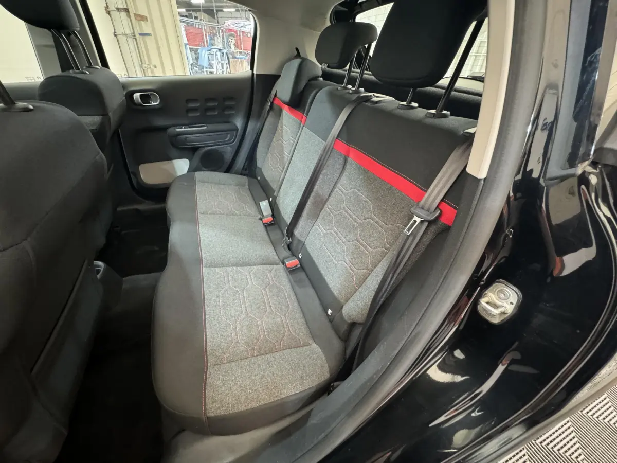 Vue intérieure côté droit sur la banquette arrière gris clair avec bande rouge d'une Citroën C3 noire 2019
