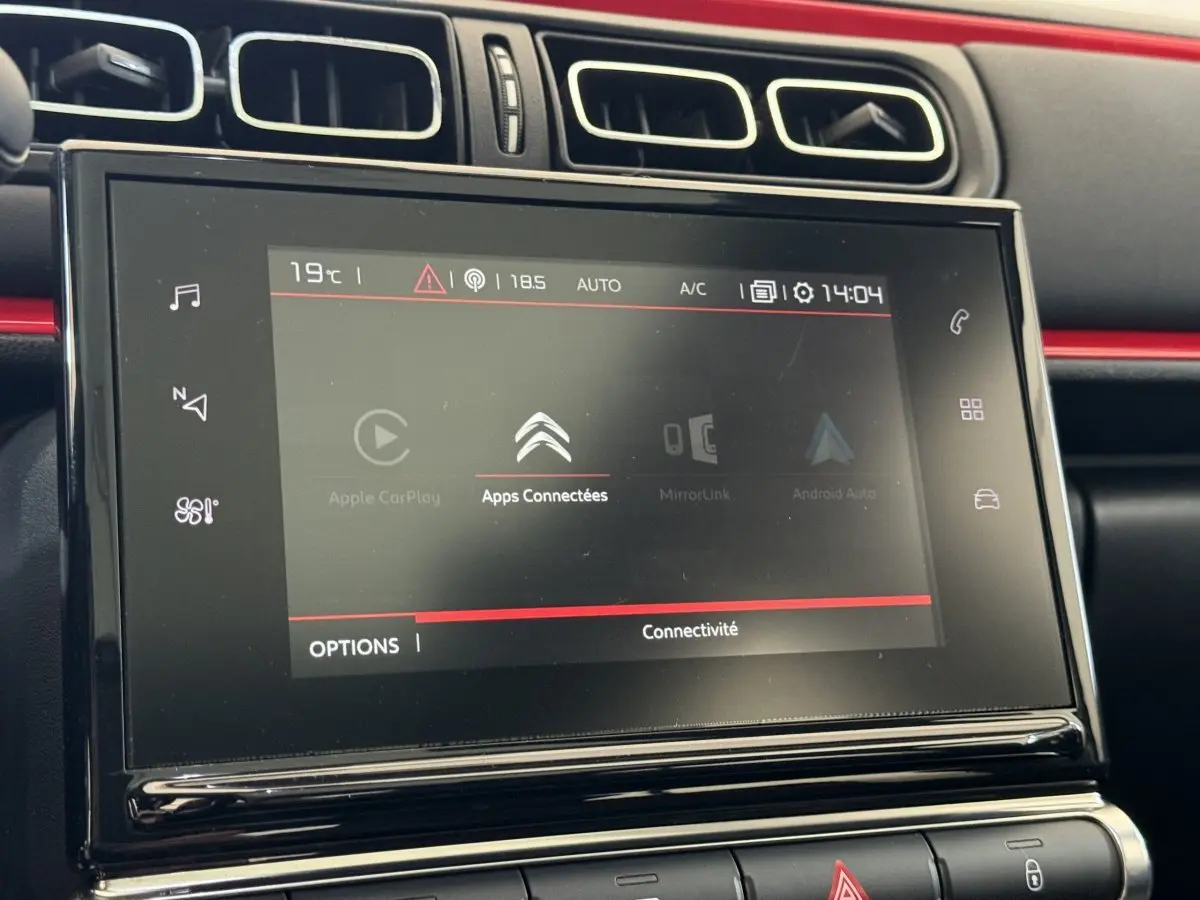 Écran tactile central affichant les applications connectées dans l'habitacle noir de la Citroën C3 2019 Shine Business.