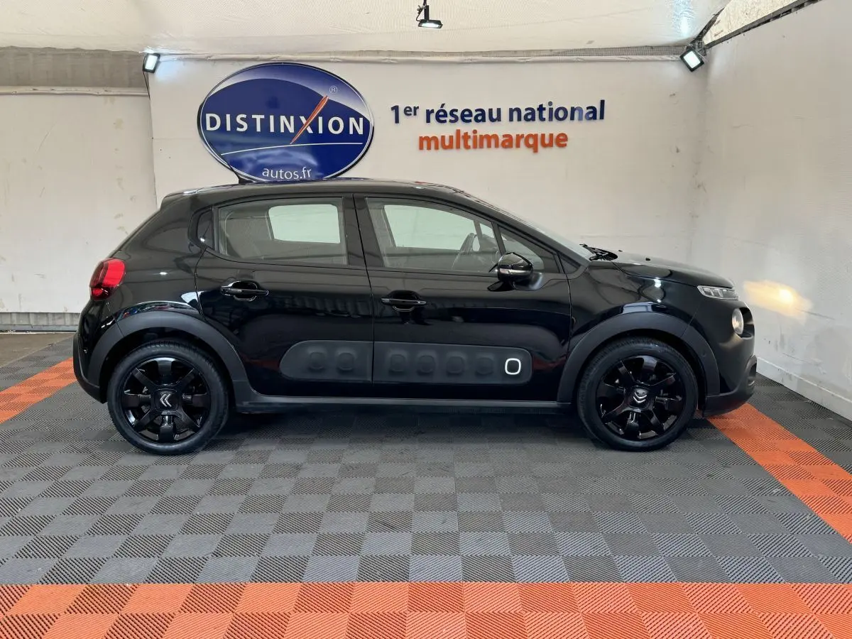 Profil côté gauche d'une Citroën C3 noire 2019 avec protections latérales Airbump et jantes noires brillantes.