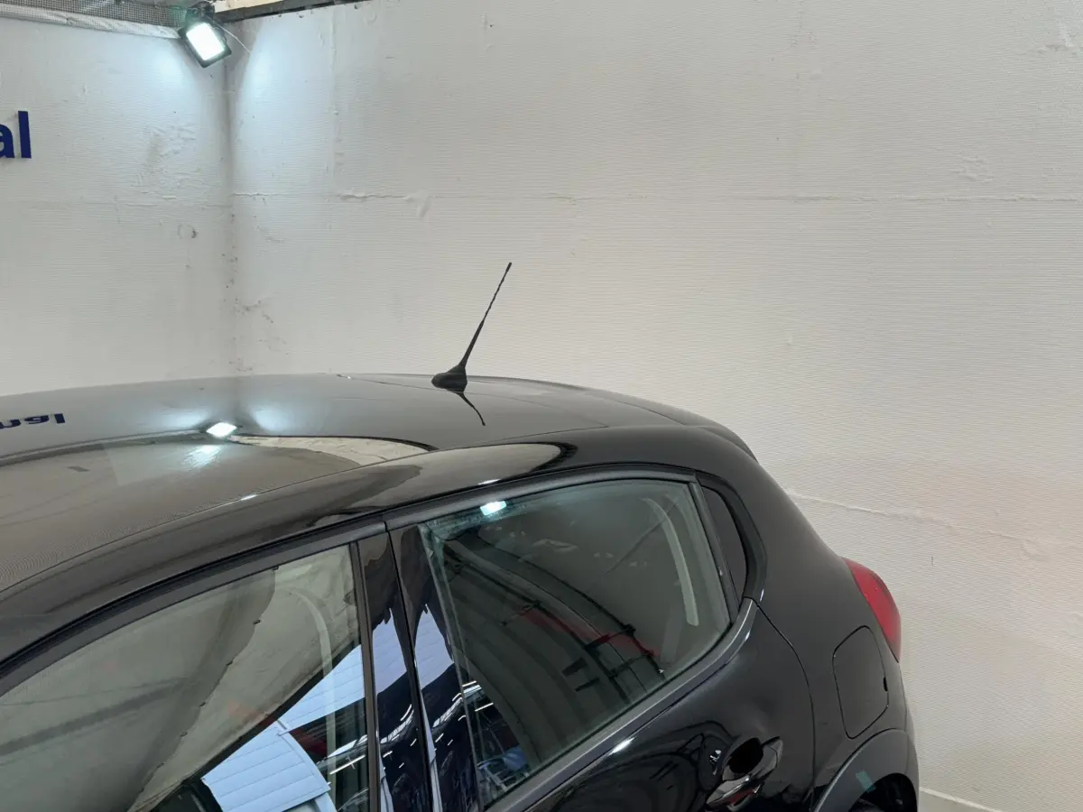 Vue 3/4 arrière côté droit d'une Citroën C3 noire 2019 avec antenne sur le toit et porte carburant visible.