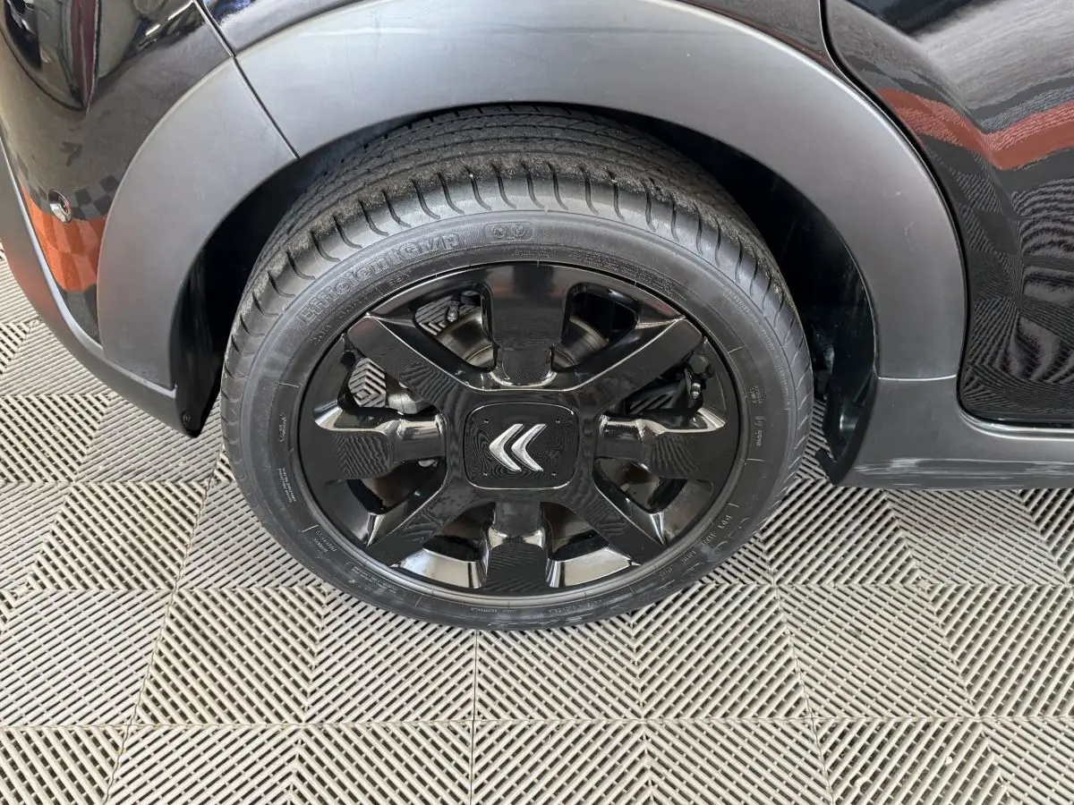 Gros plan sur la roue avant droite noire avec jante Citroën brillante d'une C3 PureTech 110 S&S EAT6 Shine Business 2019.