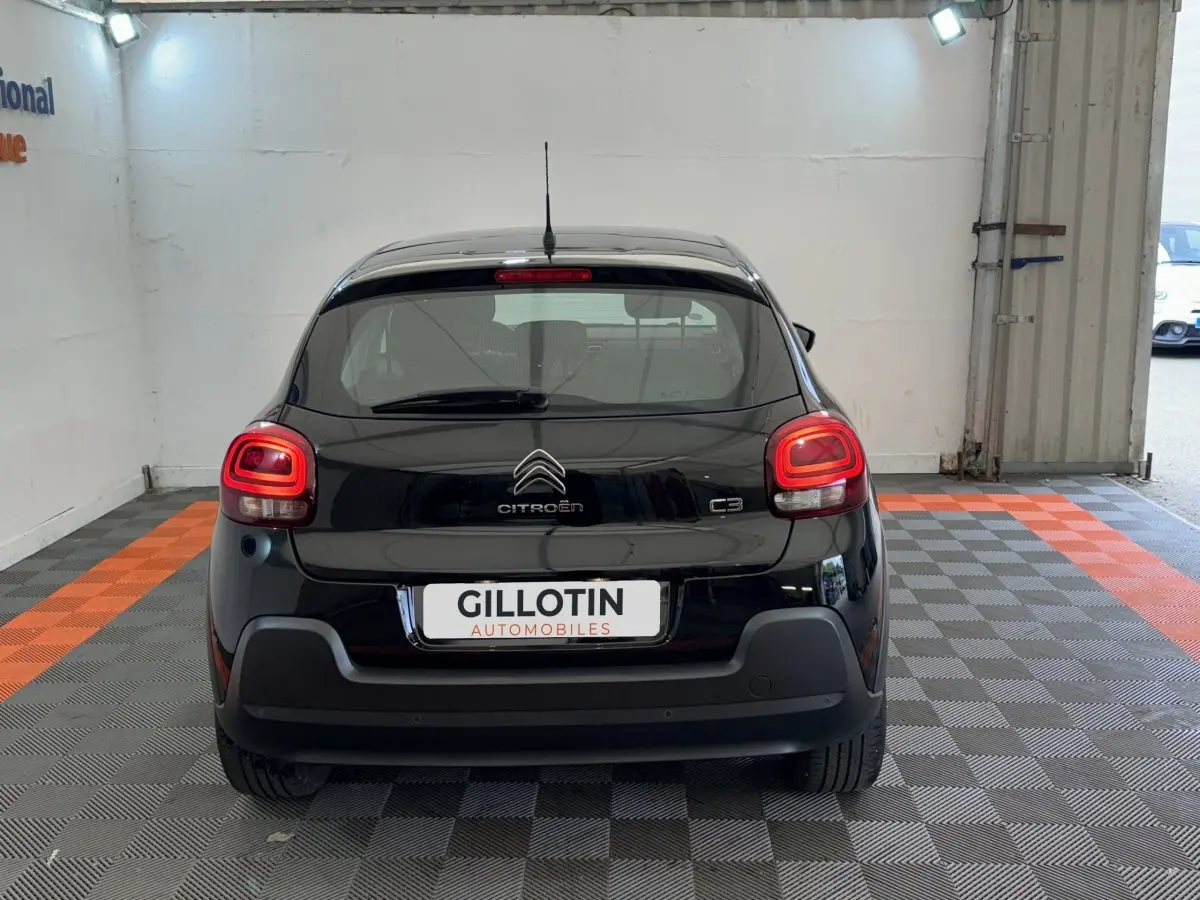 Vue arrière d'une Citroën C3 noire 2019 avec feux arrière LED et logo centré dans un garage.
