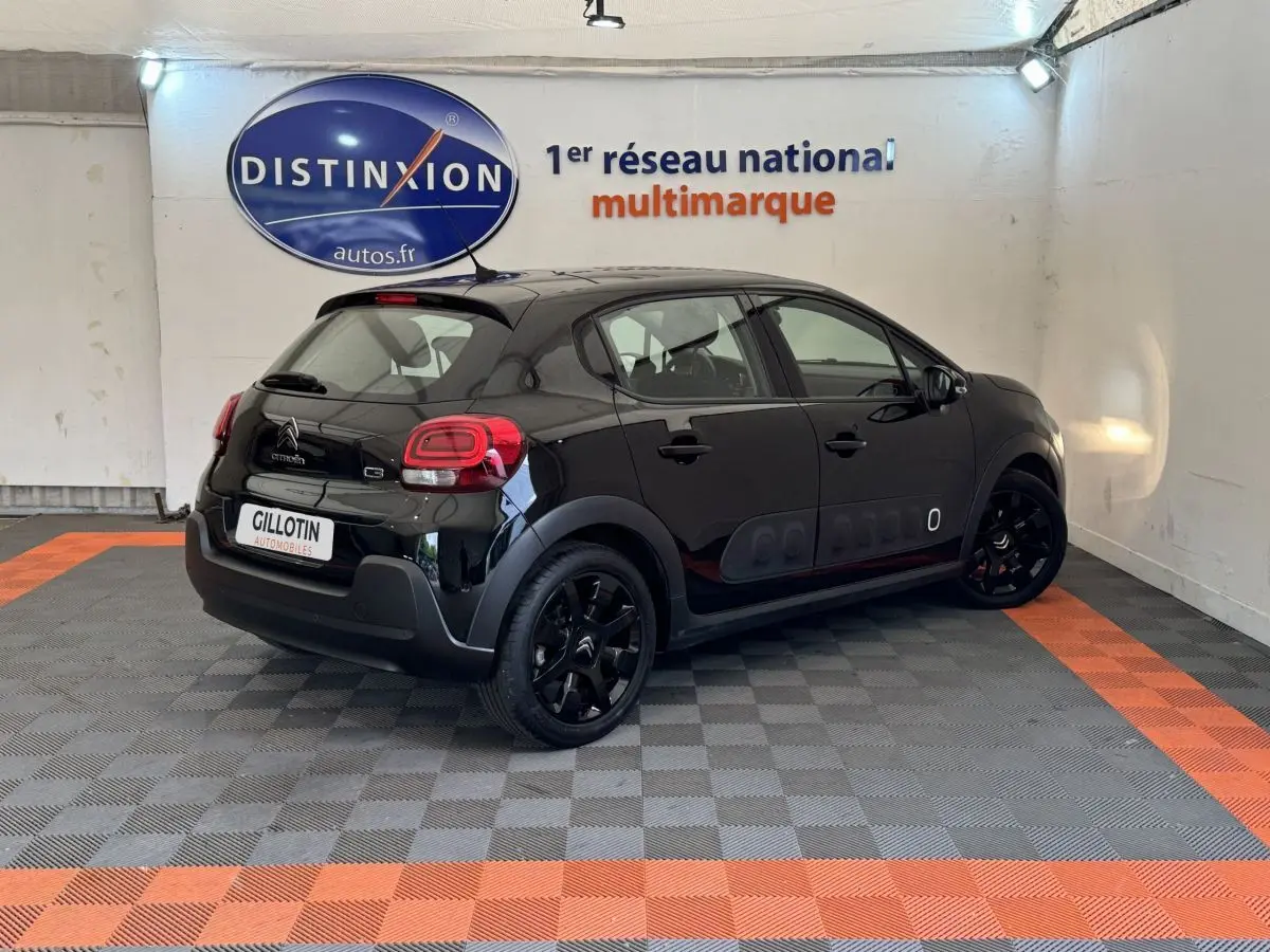 Citroën C3 noire vue 3/4 arrière droit, avec protections latérales Airbump et jantes noires brillantes.