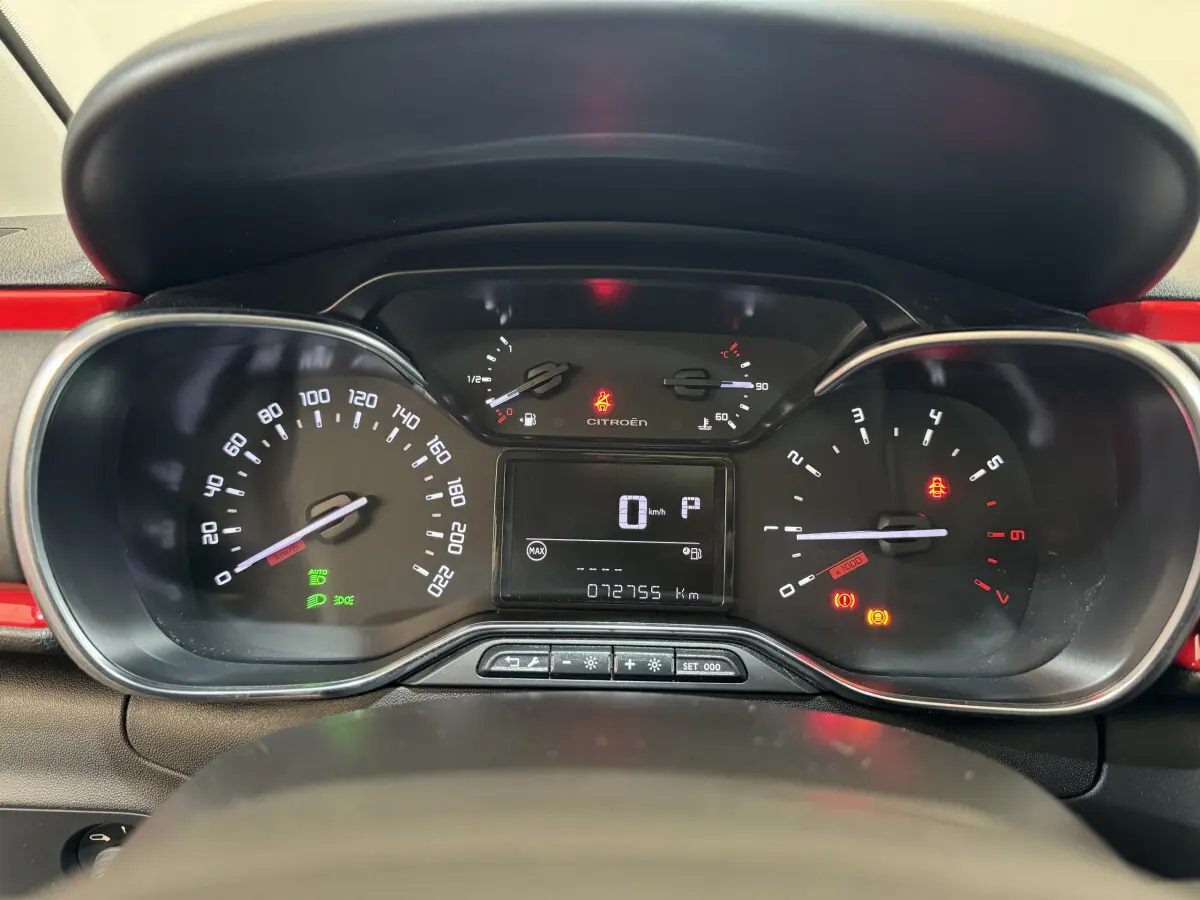 Tableau de bord de Citroën C3 noir 2019, vue frontale sur compteurs numériques et voyants allumés.