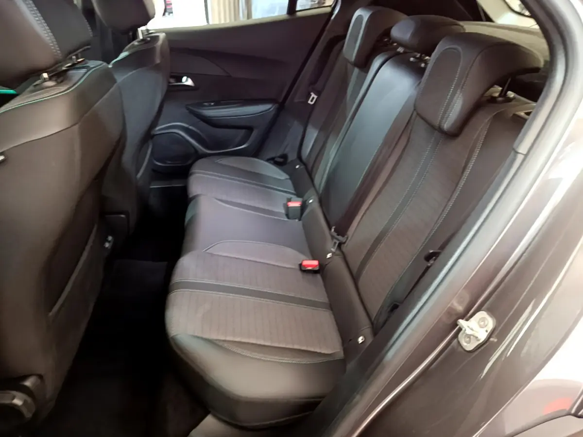 Vue intérieure côté droit des sièges arrière gris foncé du Peugeot 2008 PureTech 130 Allure 2022.