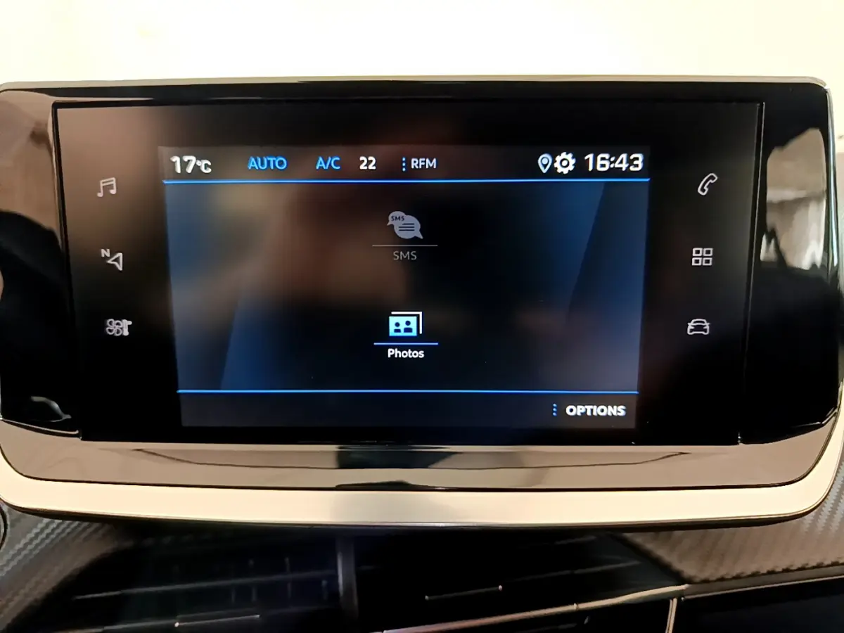 Écran tactile central du tableau de bord du Peugeot 2008 gris foncé, affichant le menu multimédia.