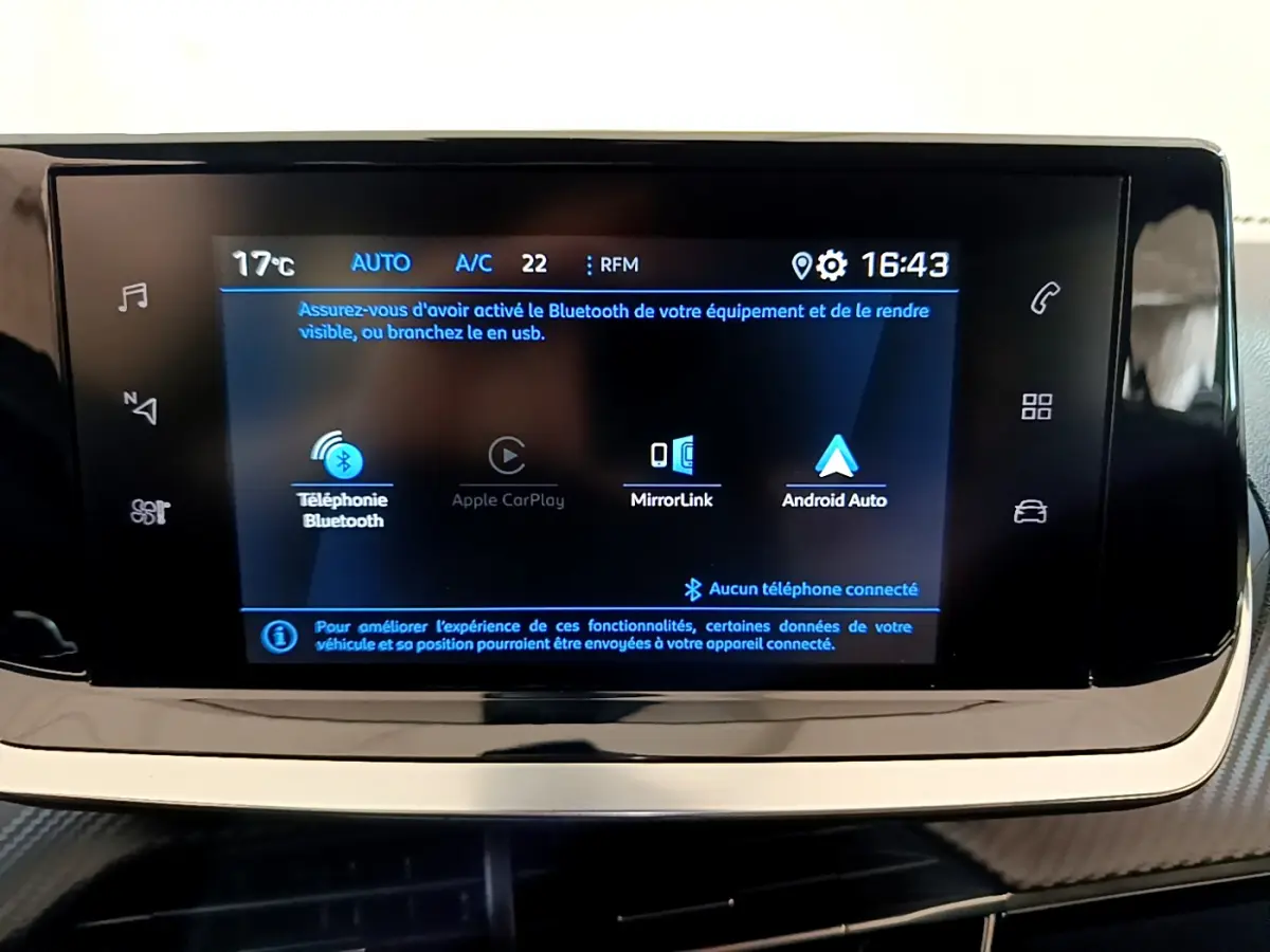Écran tactile central du tableau de bord du Peugeot 2008 gris foncé affichant les options Bluetooth et Android Auto.