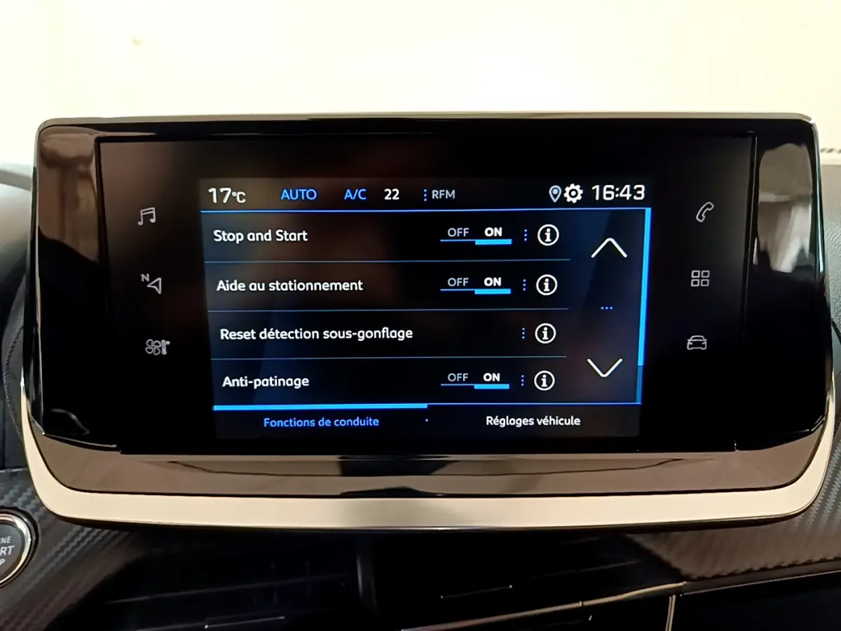 Écran tactile central du tableau de bord du Peugeot 2008 gris foncé, affichant les réglages de conduite.